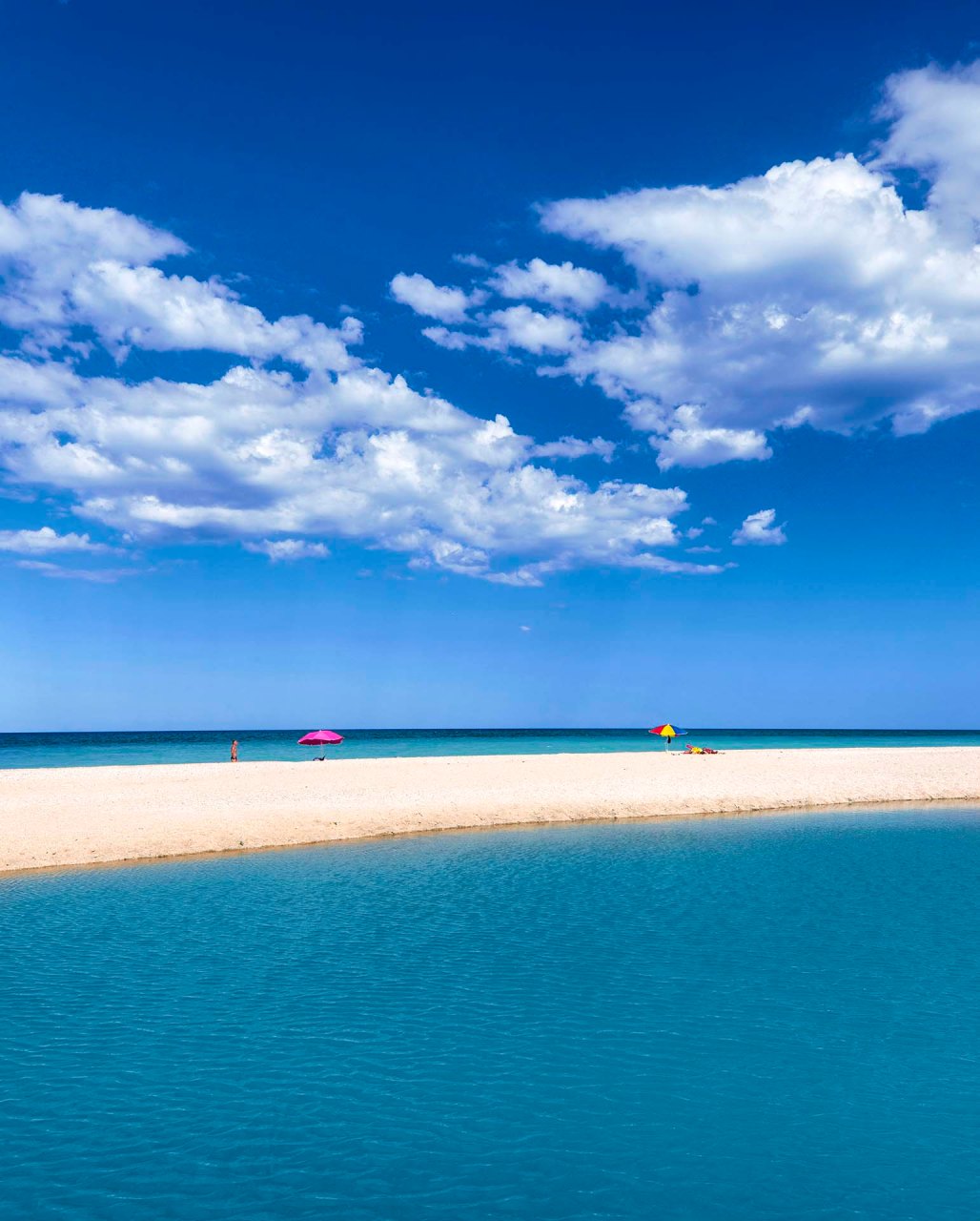 Il mare e la spiaggia di Numana nel Parco del Conero.
