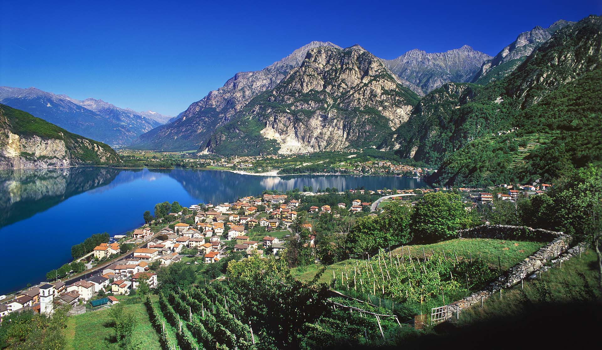Il borgo Verceia affacciato sul Lago di Mezzola, in Valchiavenna, in provincia di Sondrio.