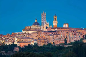 Il centro storico di Siena con il Duomo e la Torre del Mangia.