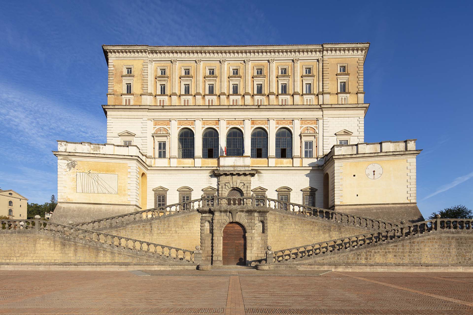 La Facciata di Palazzo Farnese a Caprarola: L’Abbraccio di Pietra che Domina la Tuscia.