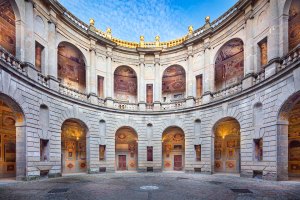 Il celebre cortile centrale circolare all'interno di Palazzo Farnese (noto anche come Villa Farnese), situato a Caprarola in provincia di Viterbo
