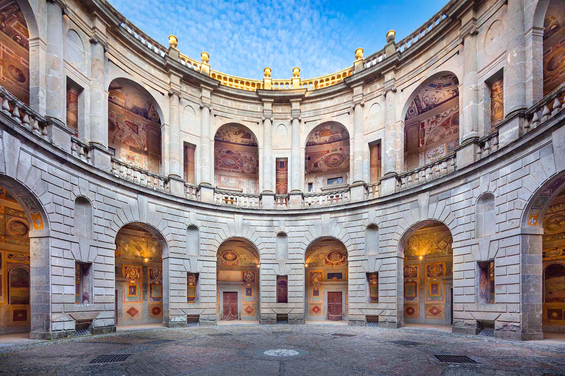 Il Cortile Circolare di Palazzo Farnese a Caprarola: Un Abraccio di Pietra nel Cuore del Rinascimento.