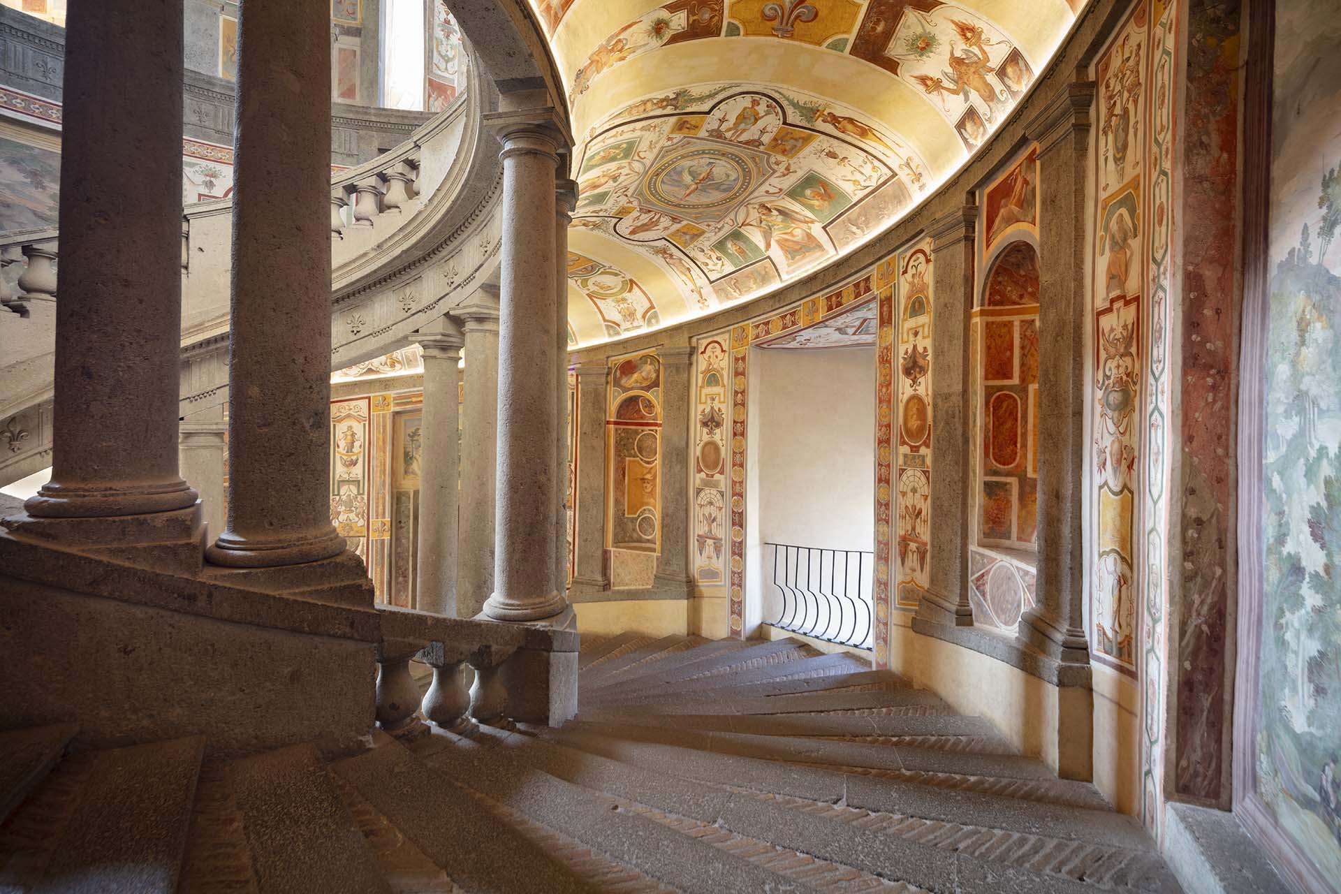 La Scala Regia di Palazzo Farnese a Caprarola: L’Abbraccio Elicoidale del Vignola.