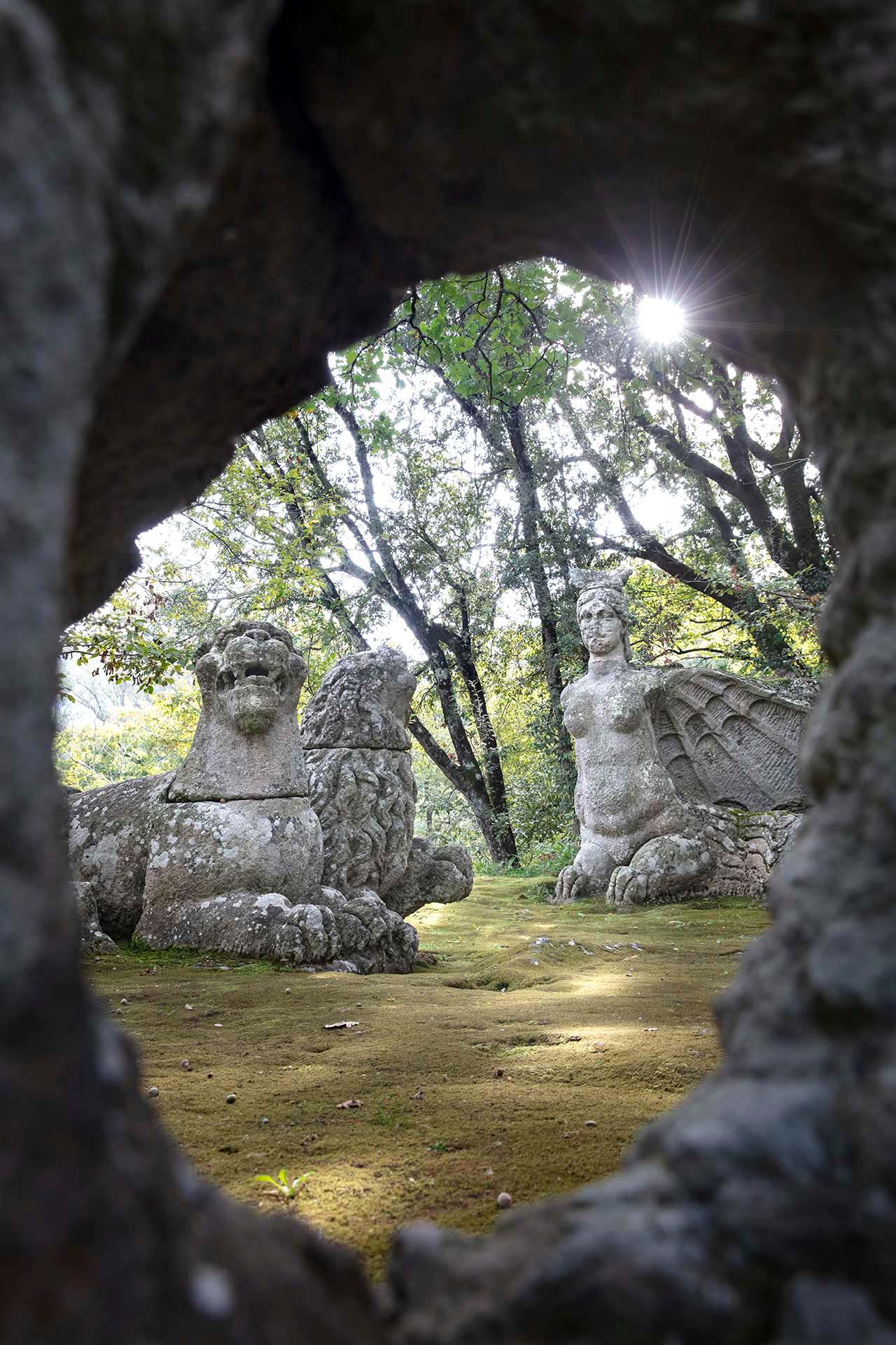 I Leoni e la Furia Alata, sculture nel Parco dei Mostri di Bomarzo.