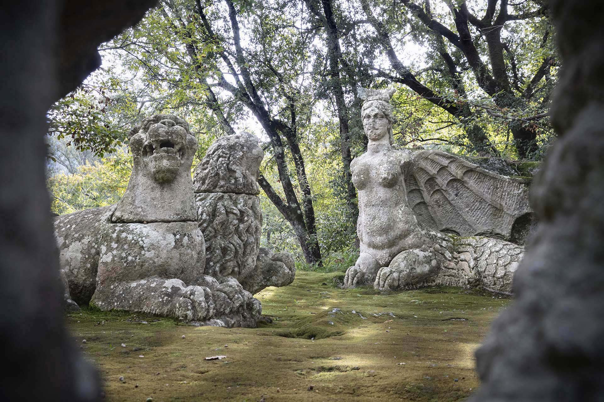 I Leoni e la Furia Alata, sculture nel Parco dei Mostri di Bomarzo.