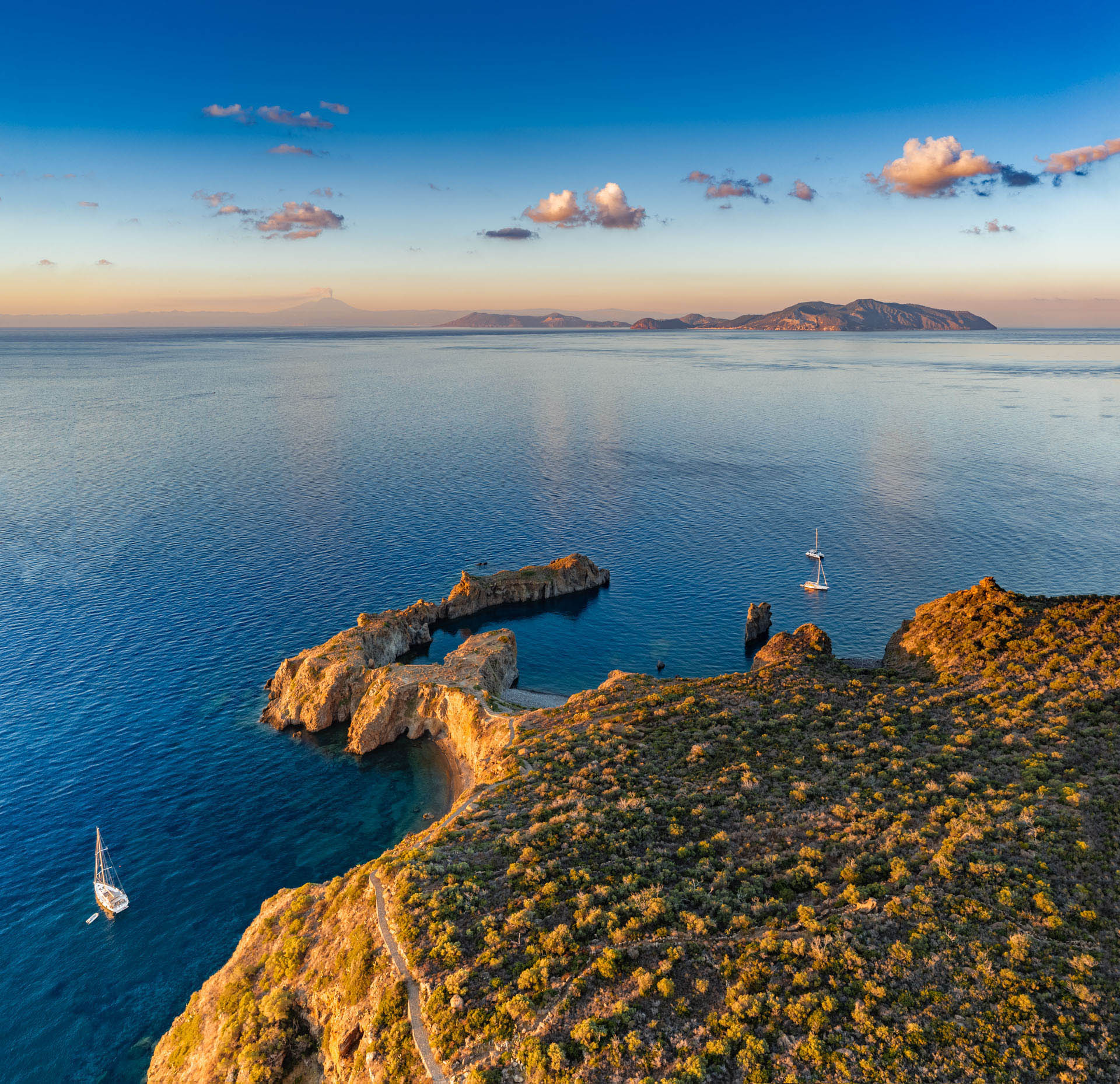 Alba a Cala Junco con l’Etna in Eruzione
