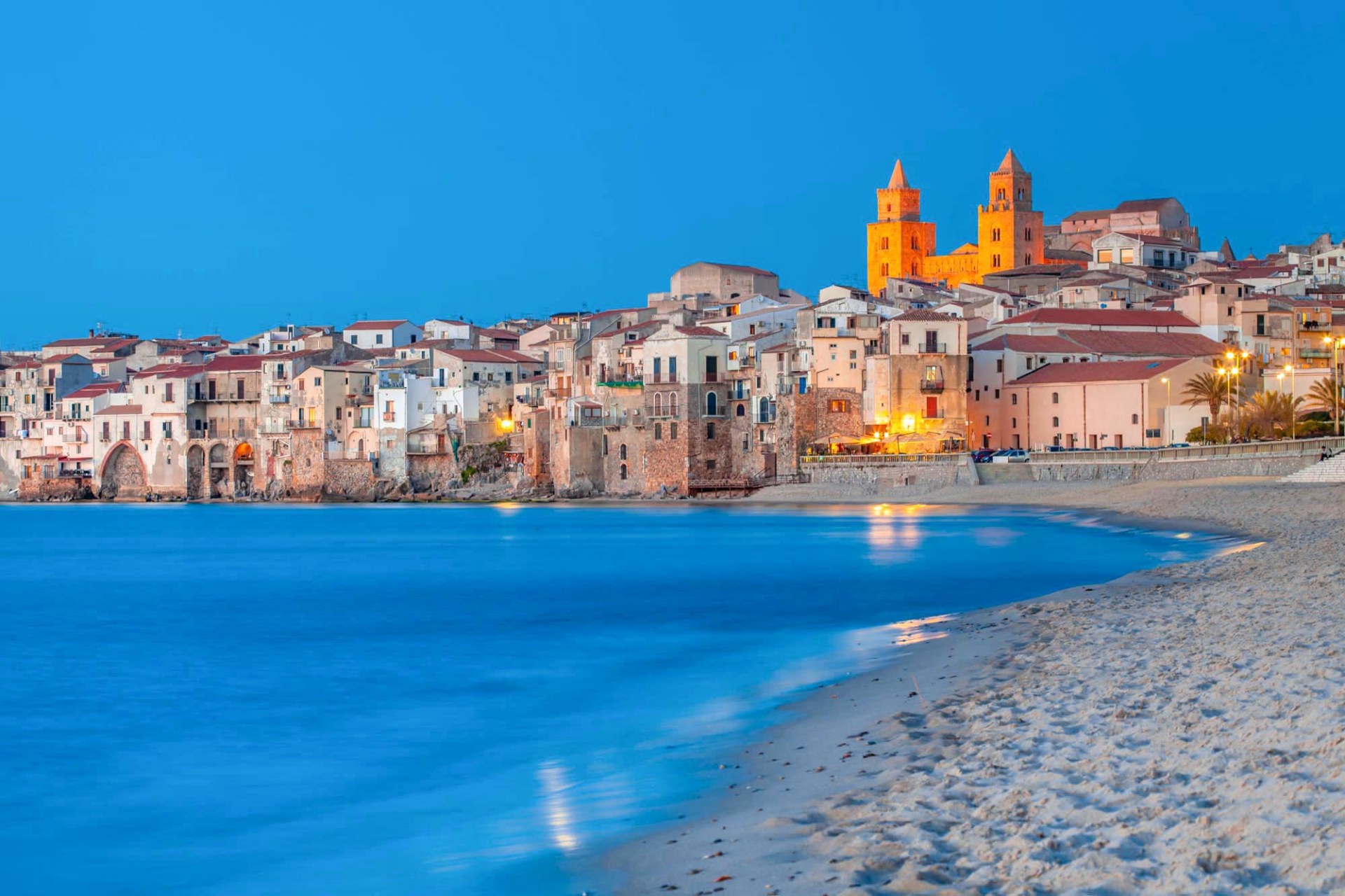 Cefalù: Il Fascino dell'Ora Blu tra la Spiaggia Dorata e la Cattedrale Normanna