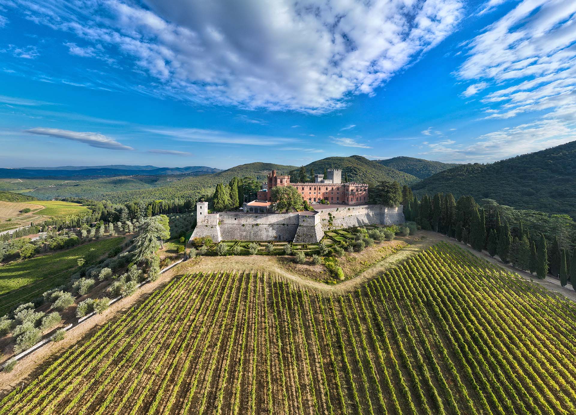Castello di Brolio nel Chianti: La Magia Incomparabile dei Vigneti Toscani.