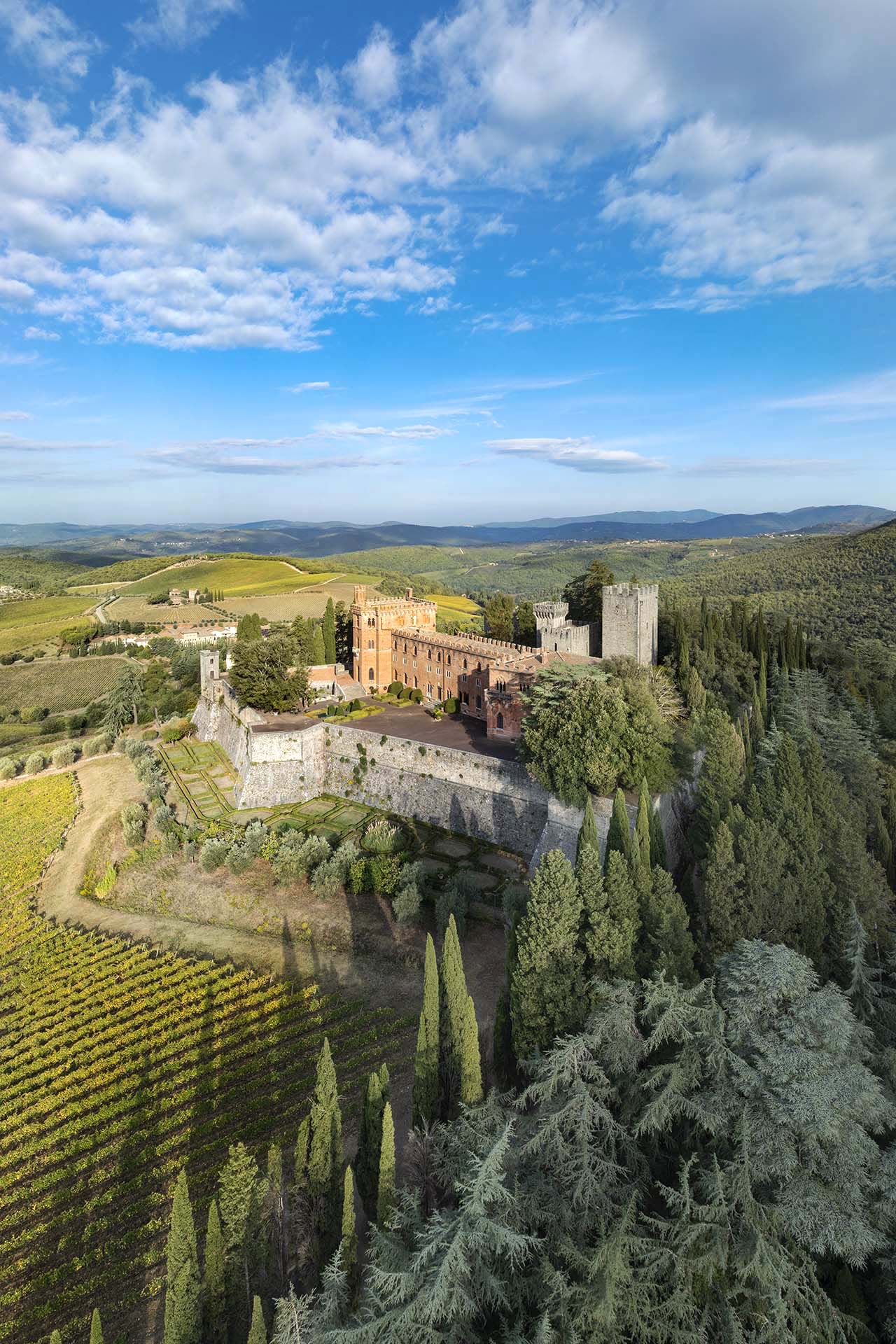 Il Castello di Brolio tra i vigneti e le colline del Chianti.