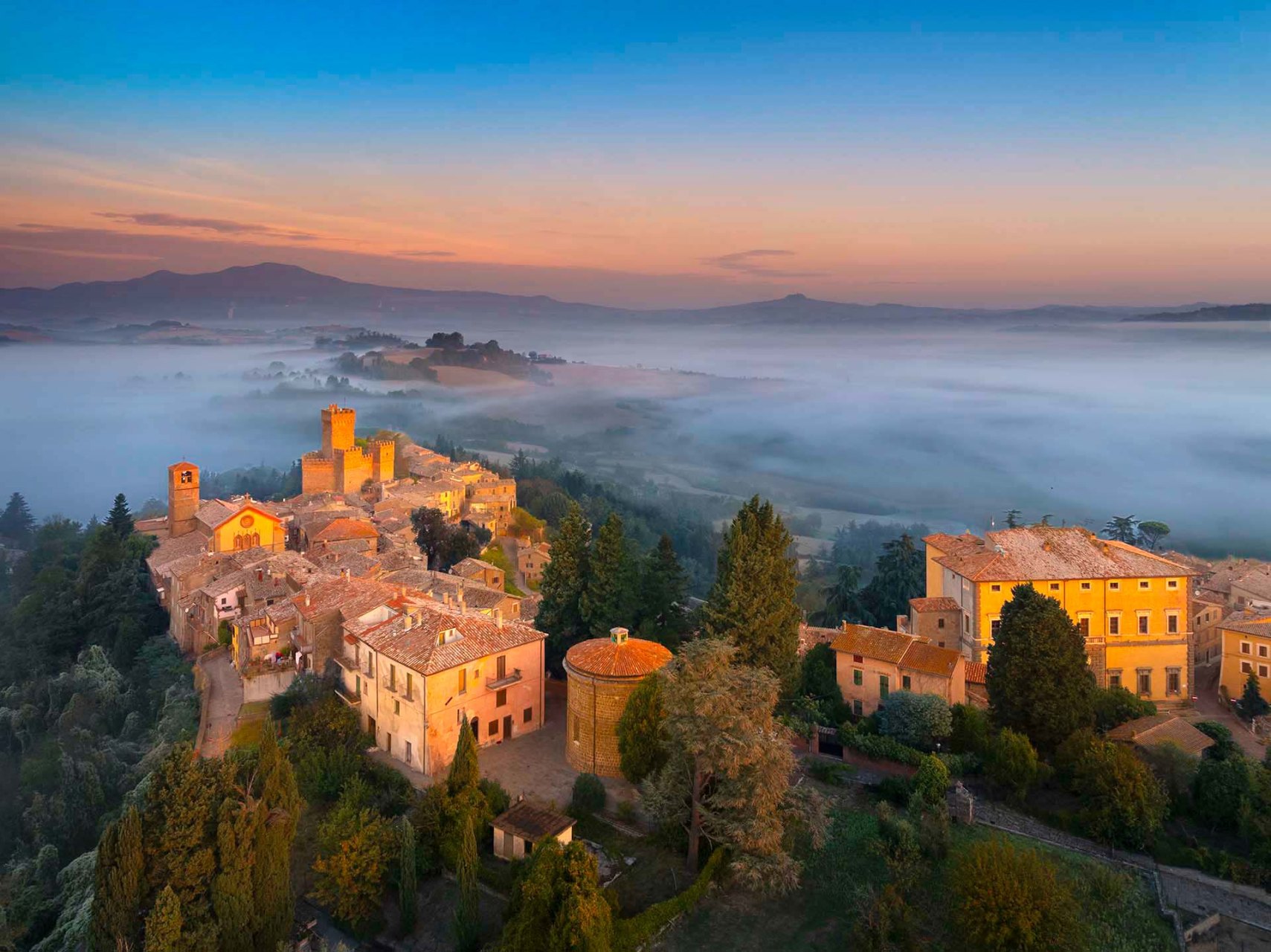 Il borgo di Proceno con la sua Rocca.
