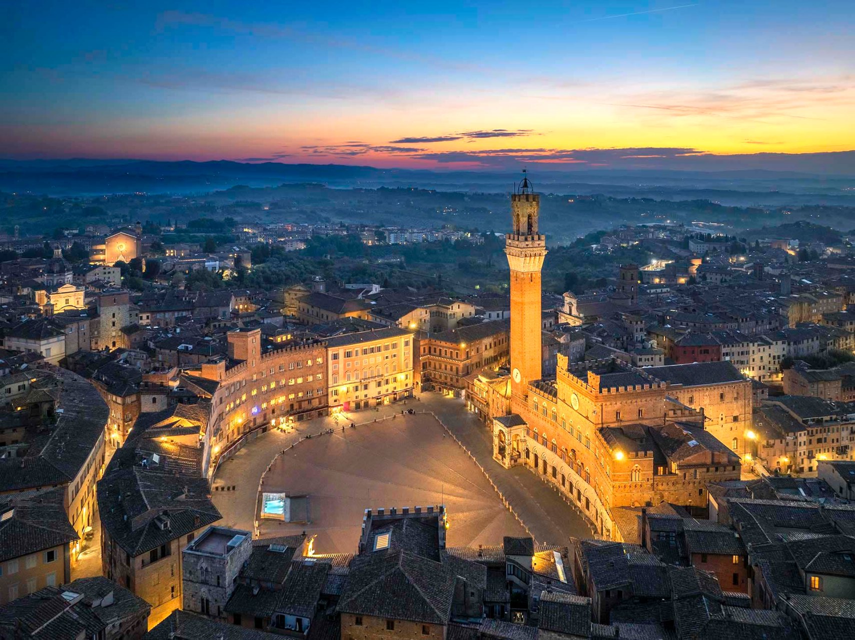 Piazza del Campo a Siena alle prime luci dell'alba.