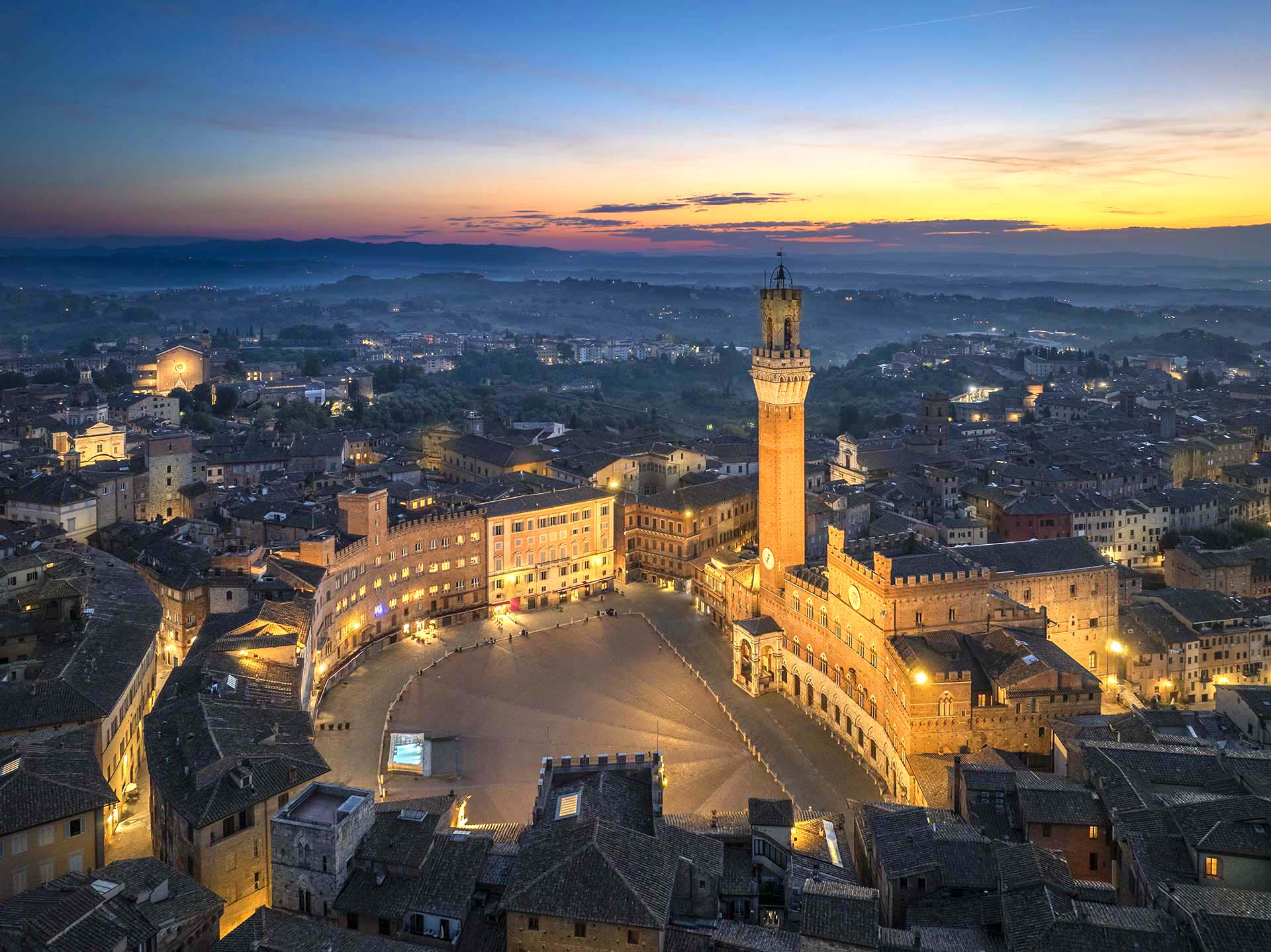 Piazza del Campo a Siena alle prime luci dell'alba.