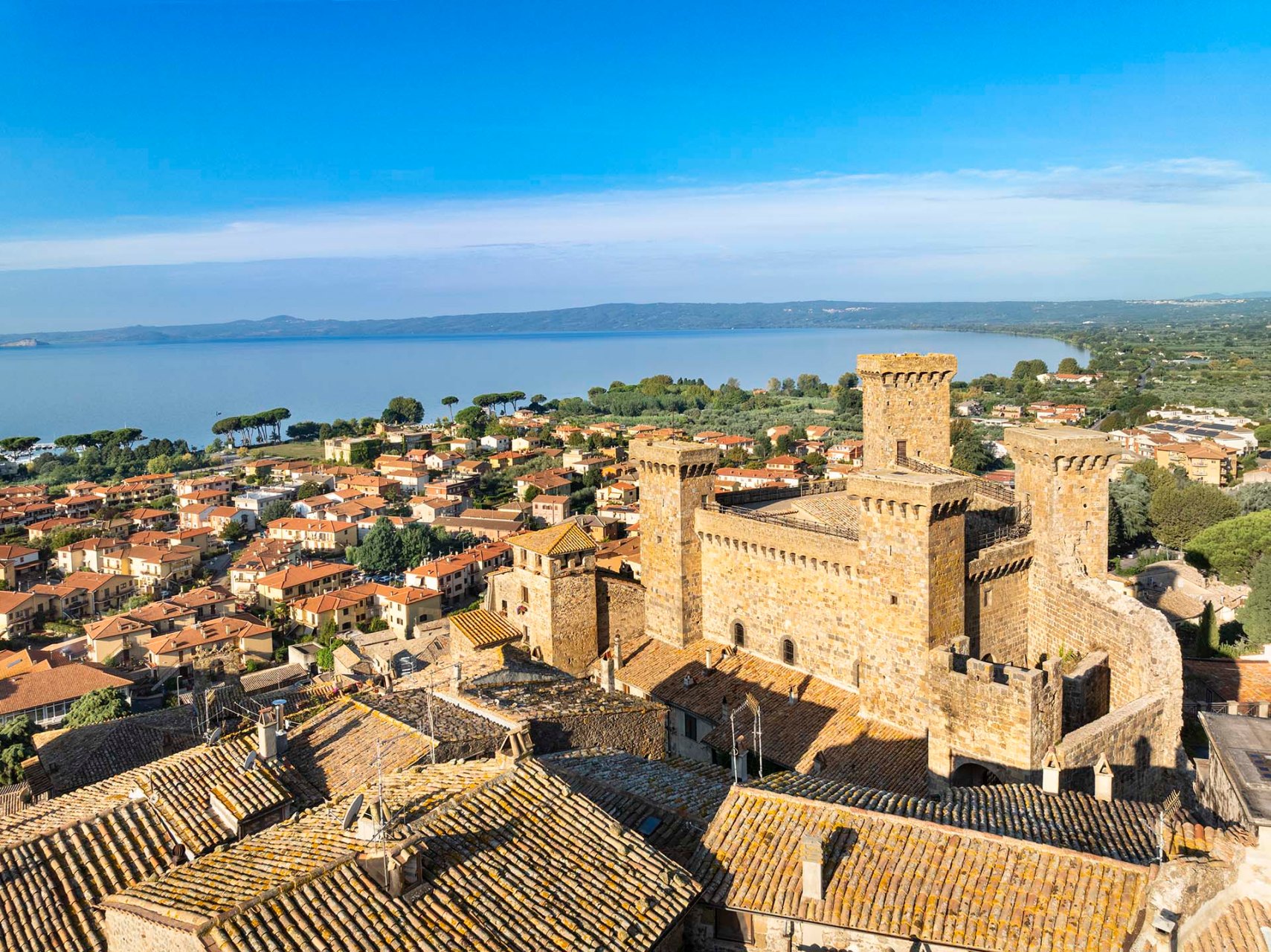 Rocca Monaldeschi della Cervara e il borgo medievale di Bolsena, con il Lago di Bolsena sullo sfondo.