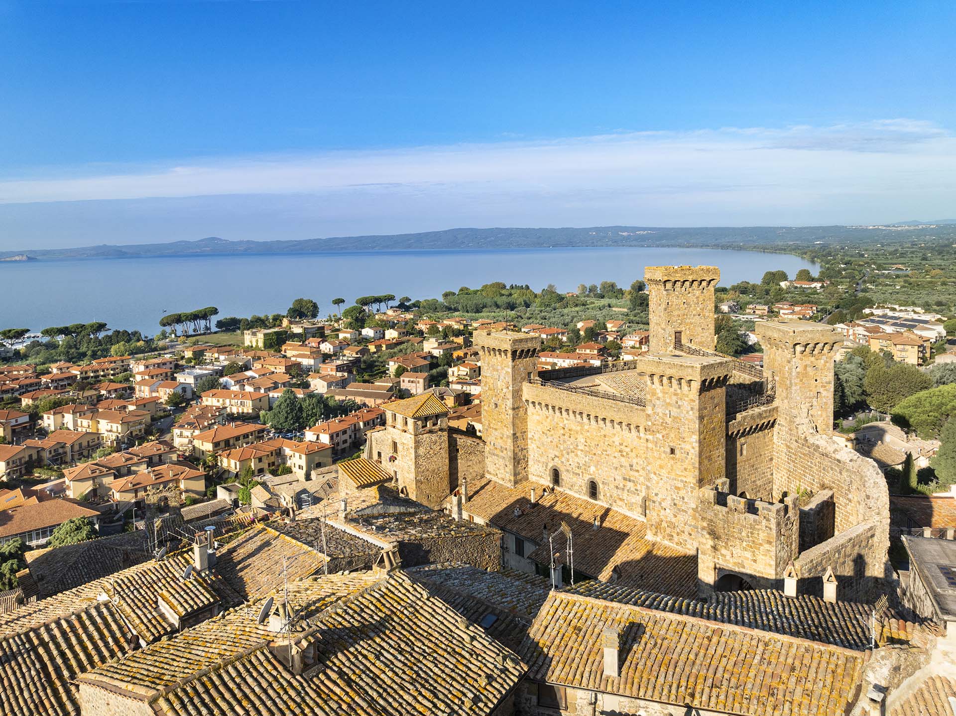 Rocca Monaldeschi della Cervara e il borgo medievale di Bolsena, con il Lago di Bolsena sullo sfondo.