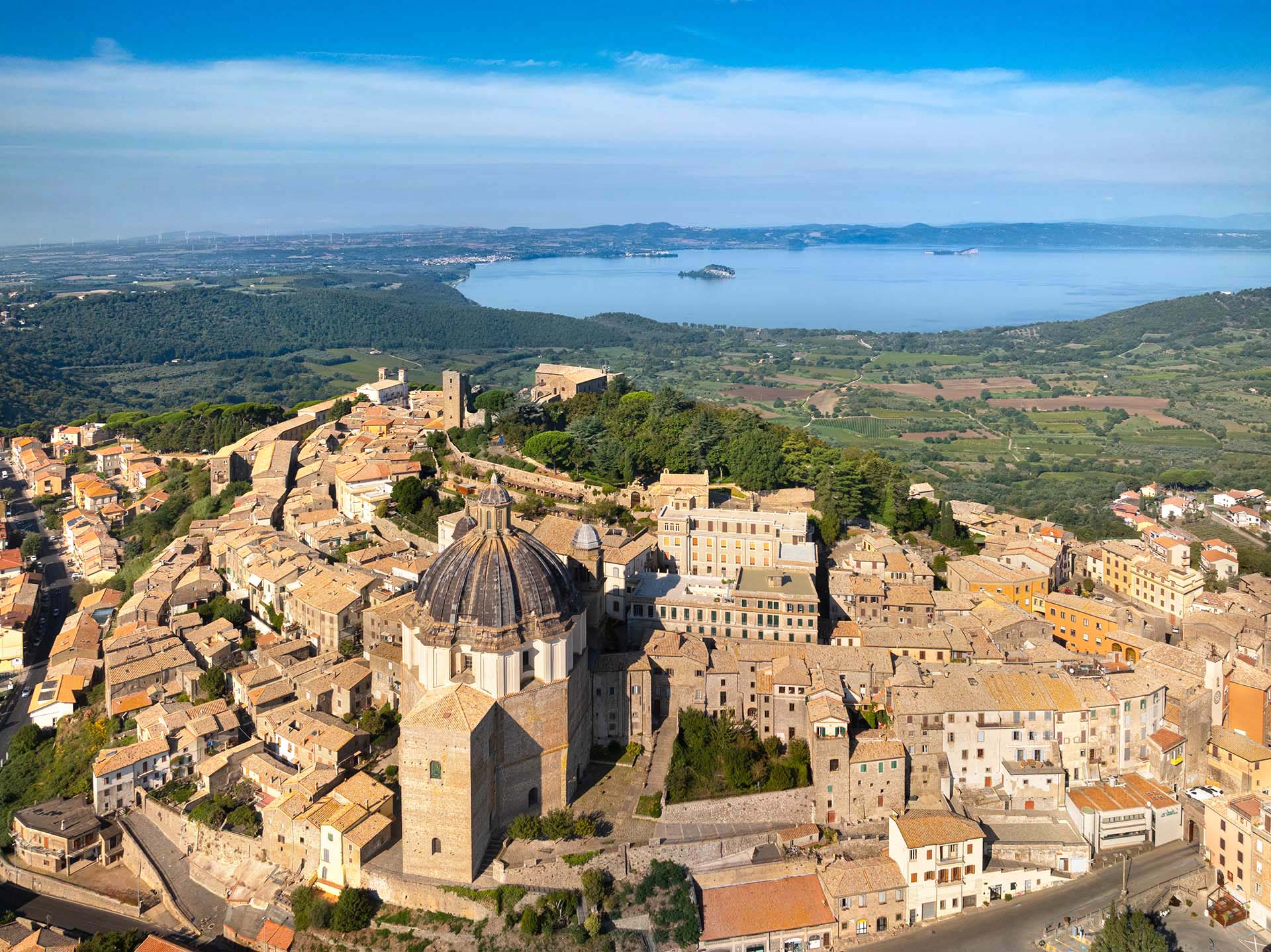 Il borgo di Montefiascone e il lago di Bolsena