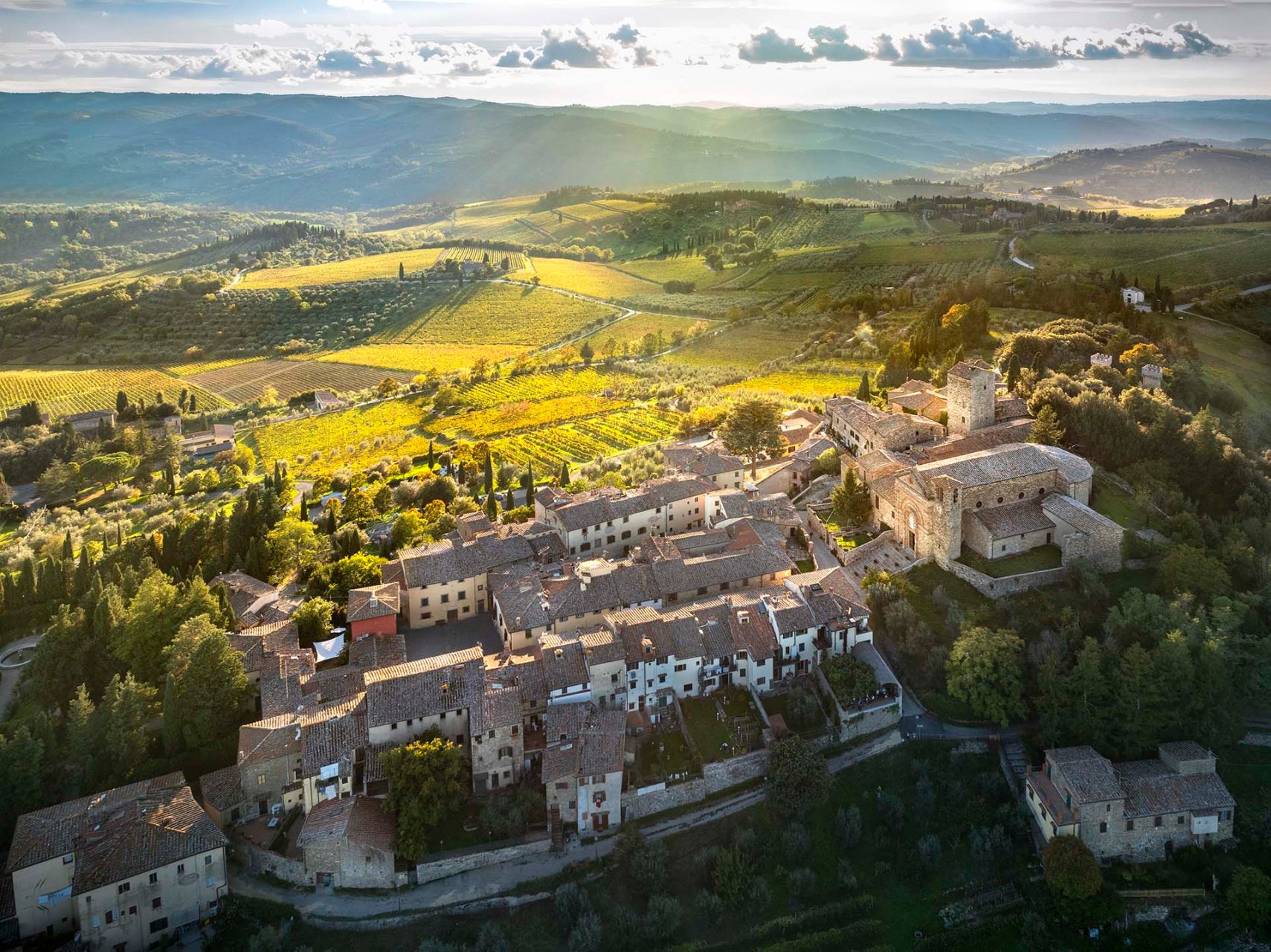 Il borgo storico di Panzano in Chianti con la chiesa di Santa Maria Assunta.