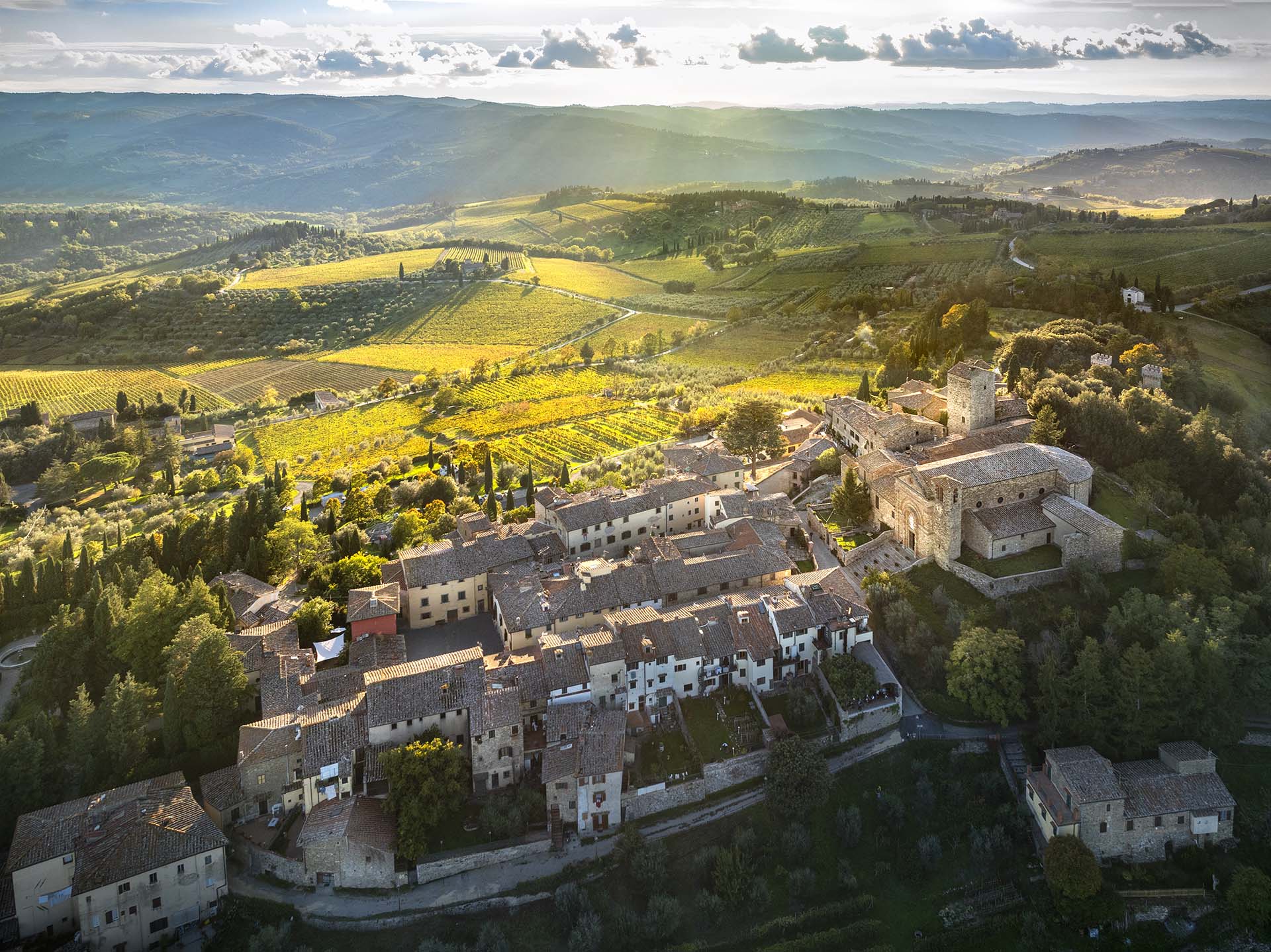 Il borgo storico di Panzano in Chianti con la chiesa di Santa Maria Assunta.