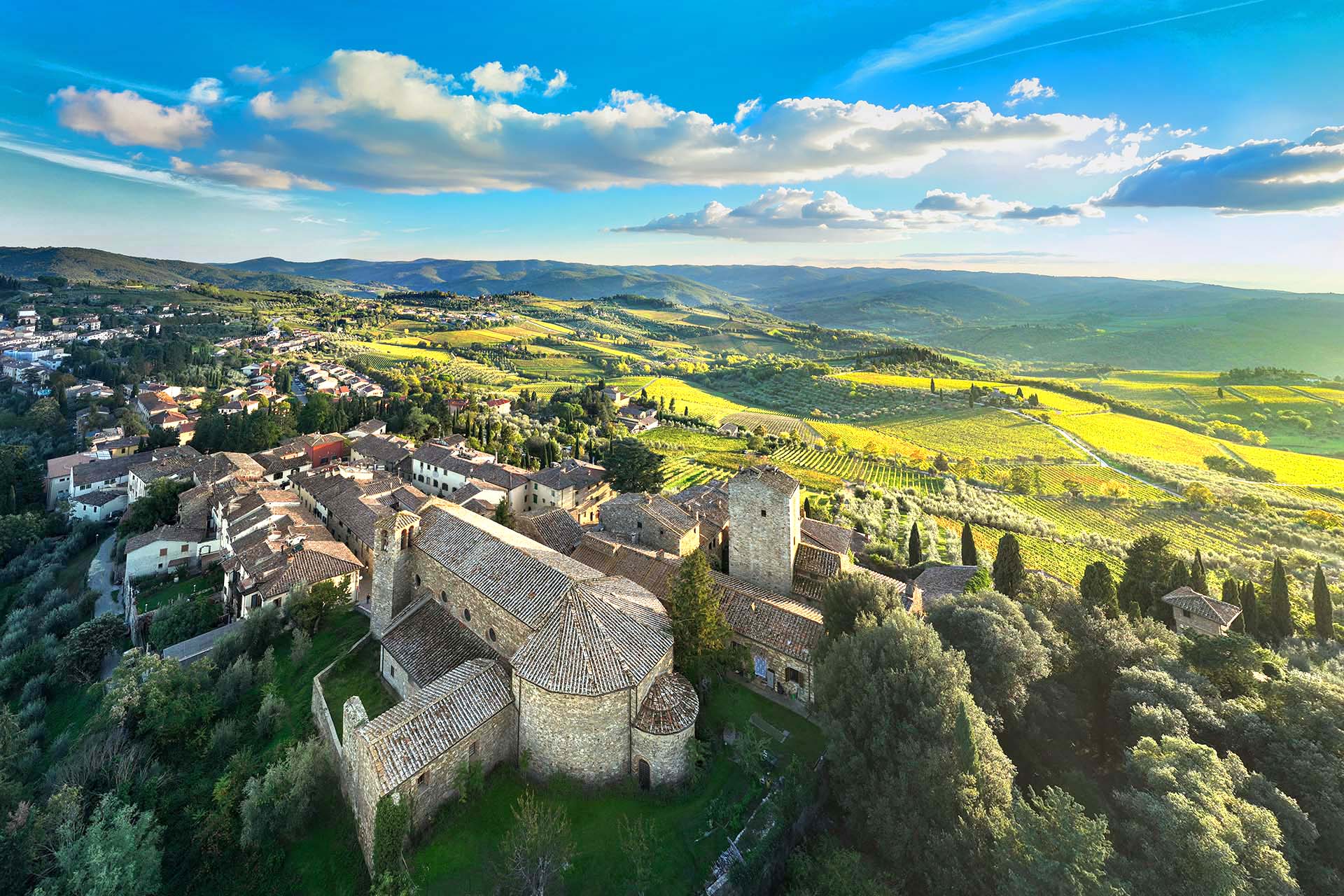 Il borgo storico di Panzano in Chianti con la chiesa di Santa Maria Assunta.