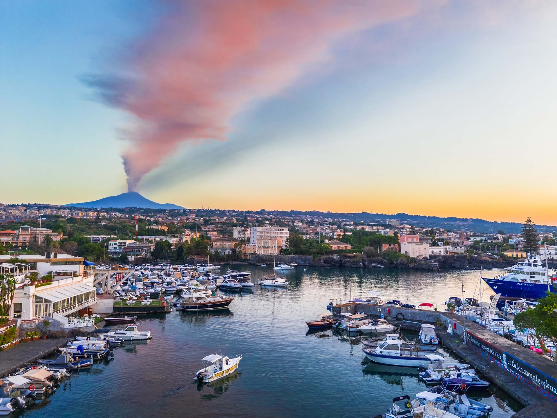 DJI_0202-HDR - Il porticciolo e le ville Liberty del borgo di Ognina sotto l'Etna in eruzione