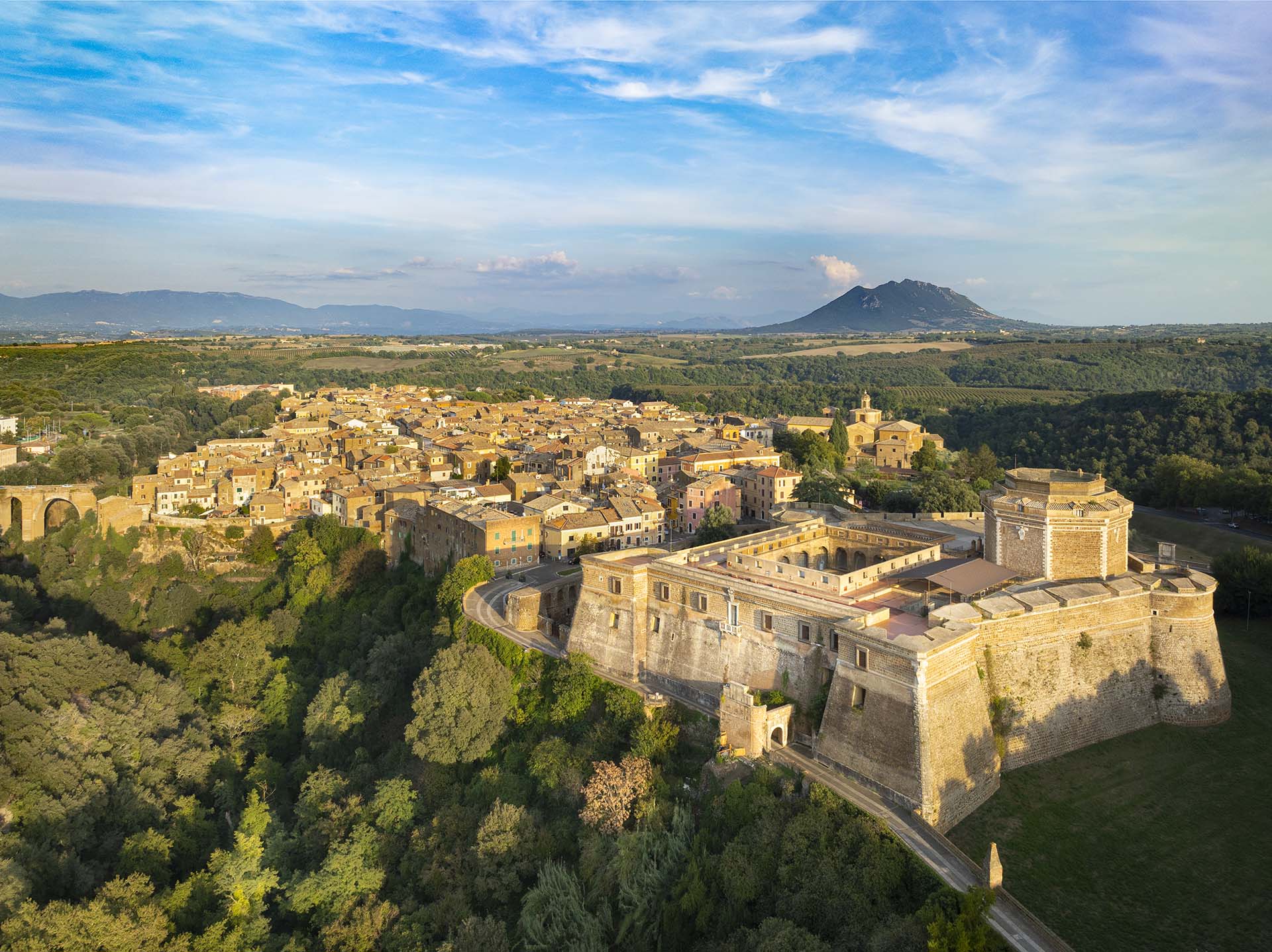 Tra il Tufo e la Storia: L’Anima Incantata di Civita Castellana e la Magia del Forte Sangallo.