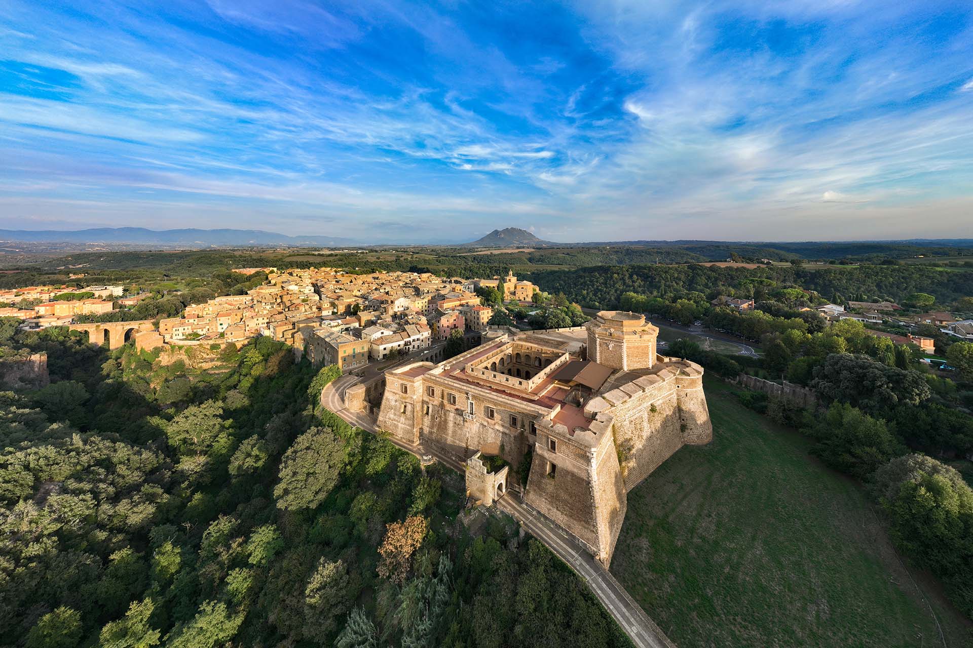 Civita Castellana e la Maestosità del Forte Sangallo: Viaggio nel Cuore dell’Agro Falisco.