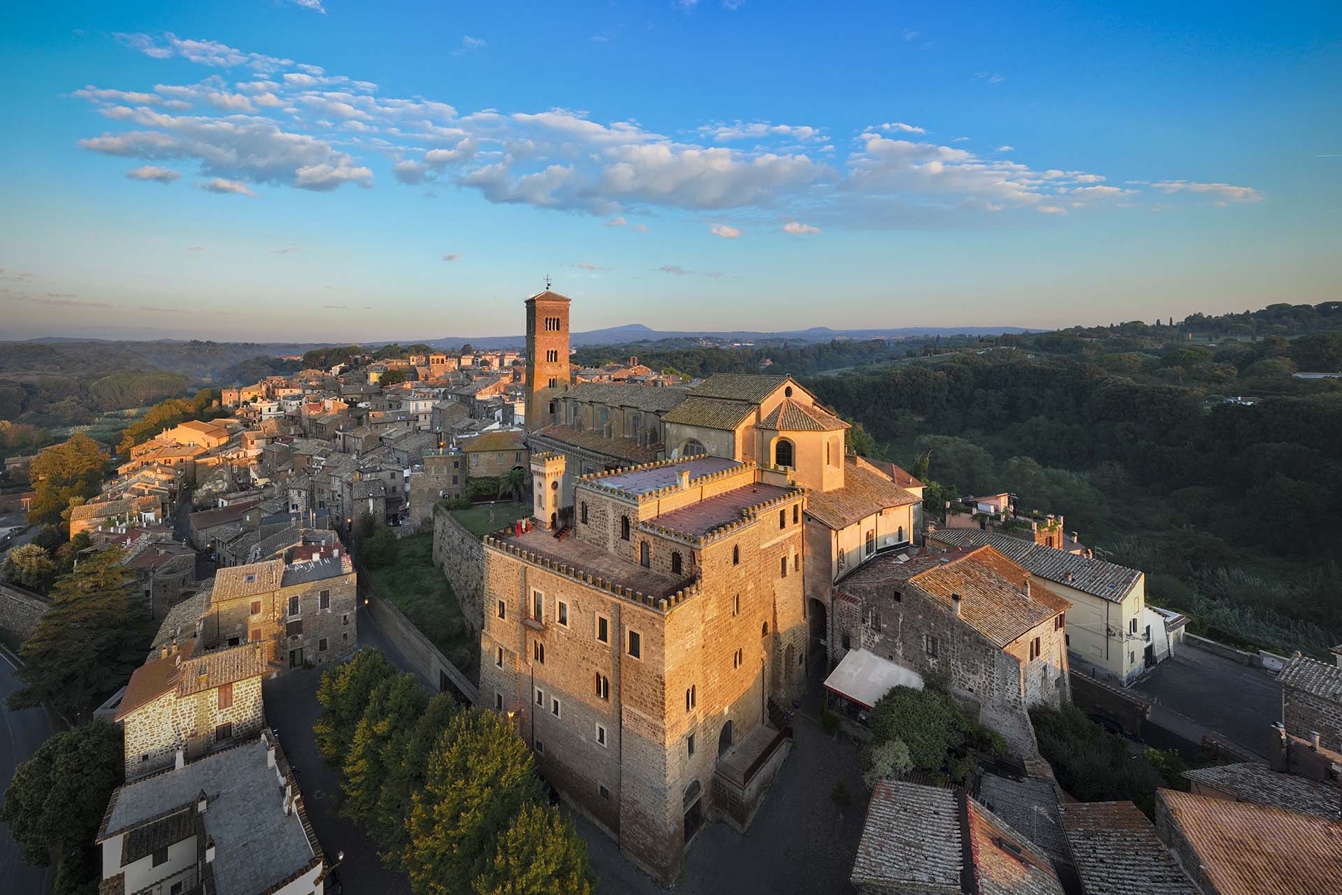 Veduta aerea di Sutri con la Concattedrale di Santa Maria Assunta.