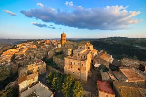 Veduta aerea di Sutri con la Concattedrale di Santa Maria Assunta.
