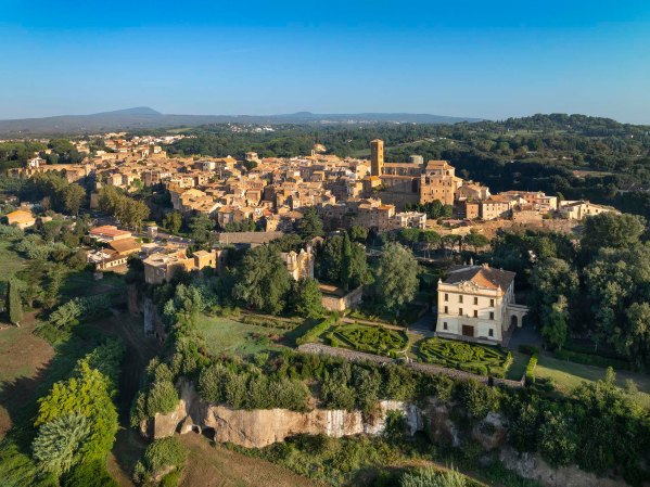 Il borgo di Sutri con la Villa Savorelli inserita nel Parco Archeologico.