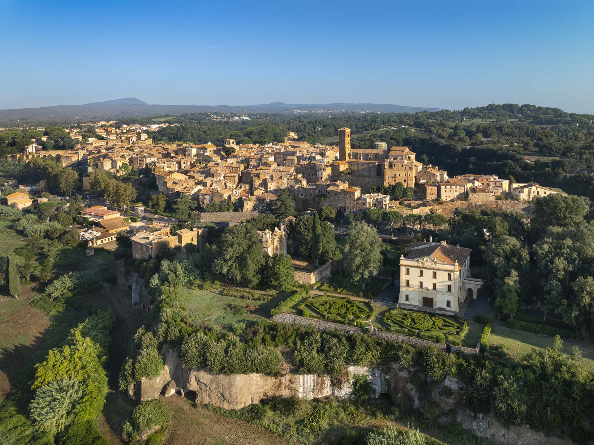 Il borgo di Sutri con la Villa Savorelli inserita nel Parco Archeologico.