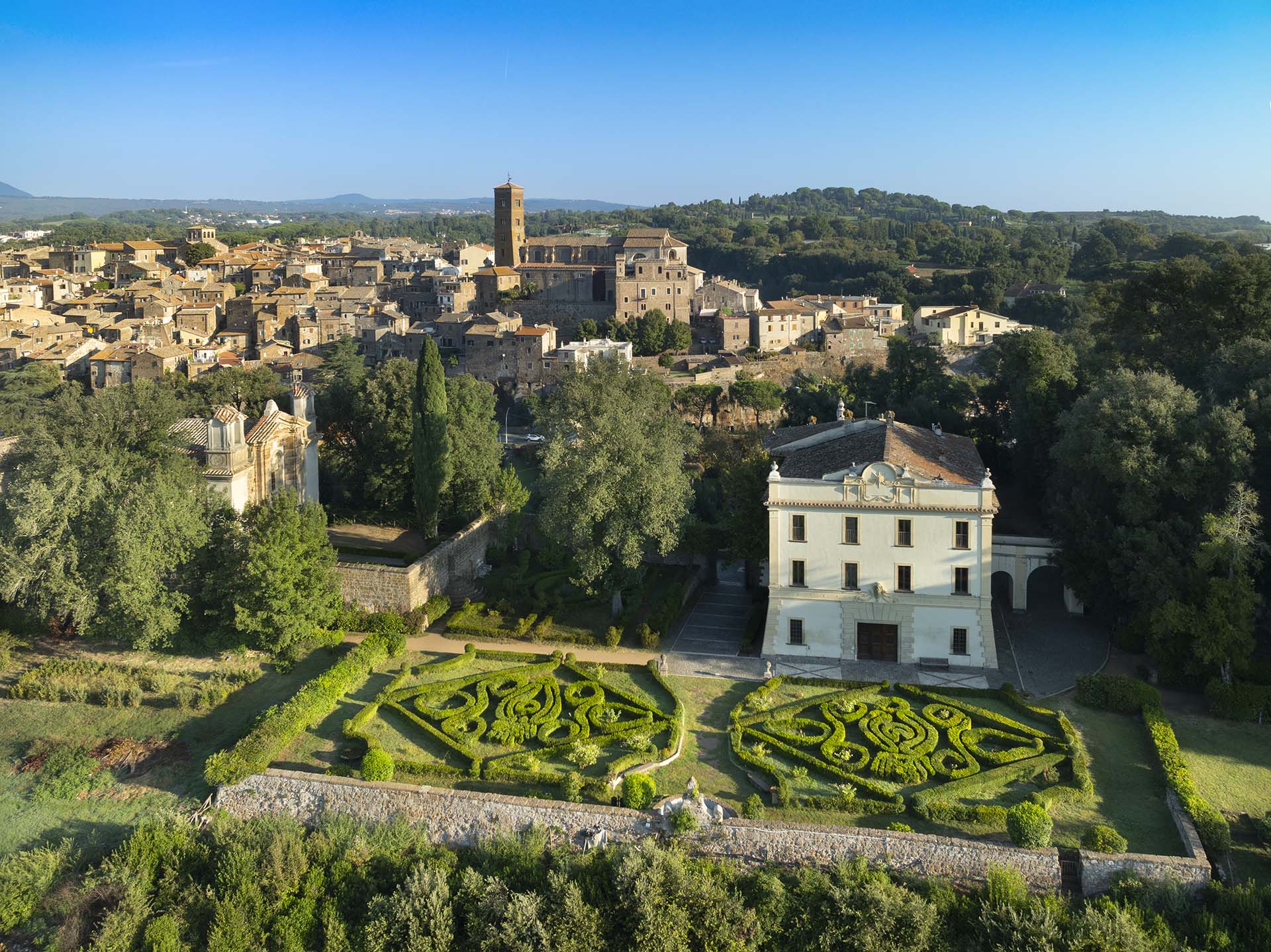 Villa Savorelli e il borgo di Sutri.
