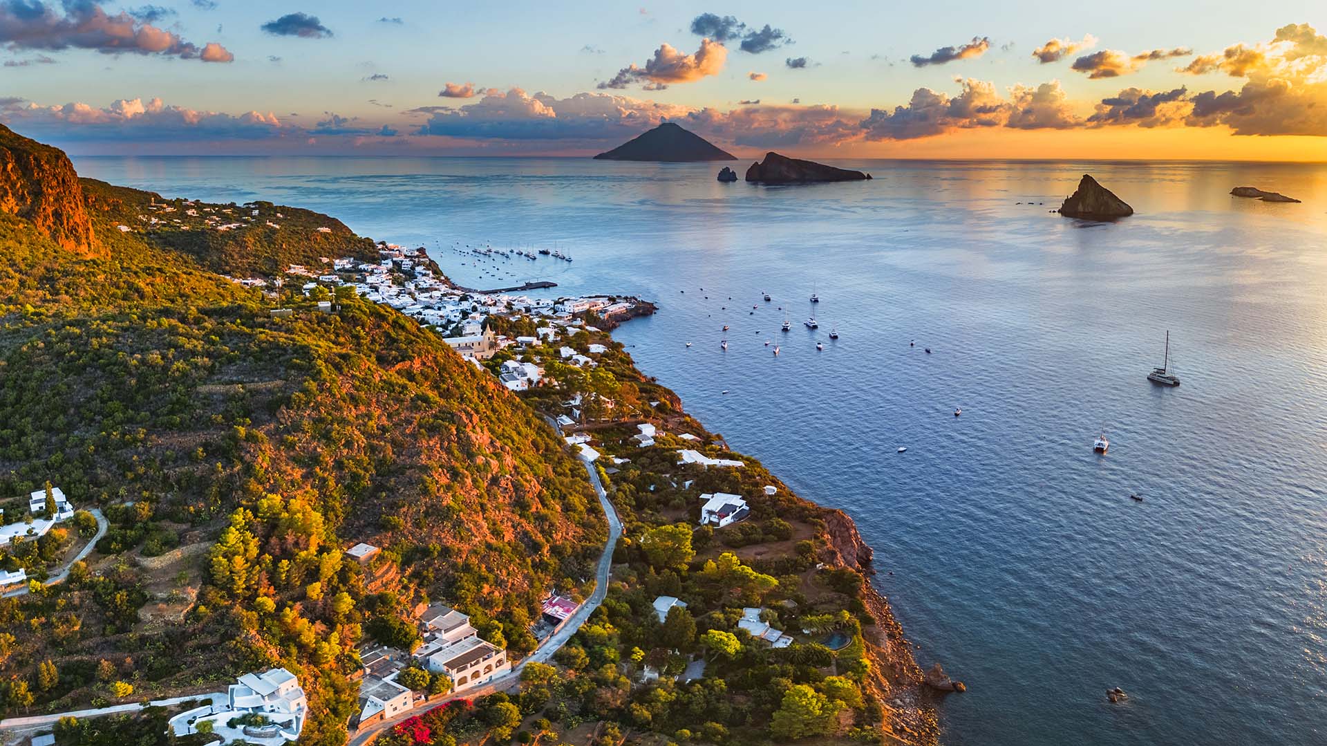 San Pietro, centro abitato principale e cuore di Panarea, affacciato sugli isolotti e su Stromboli al sorgere del sole