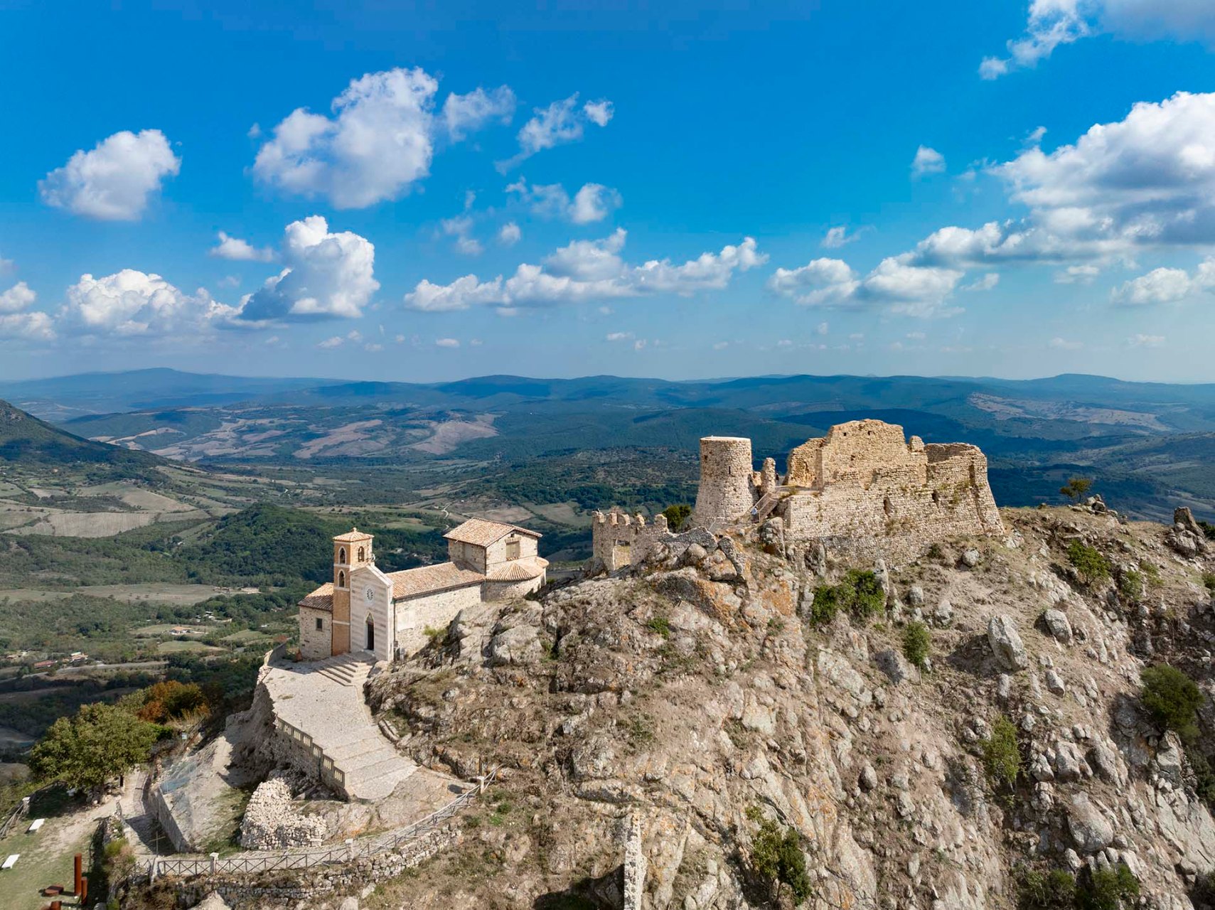 La Rocca Frangipane E Il Santuario Della Madonna Della Rocca a Tolfa