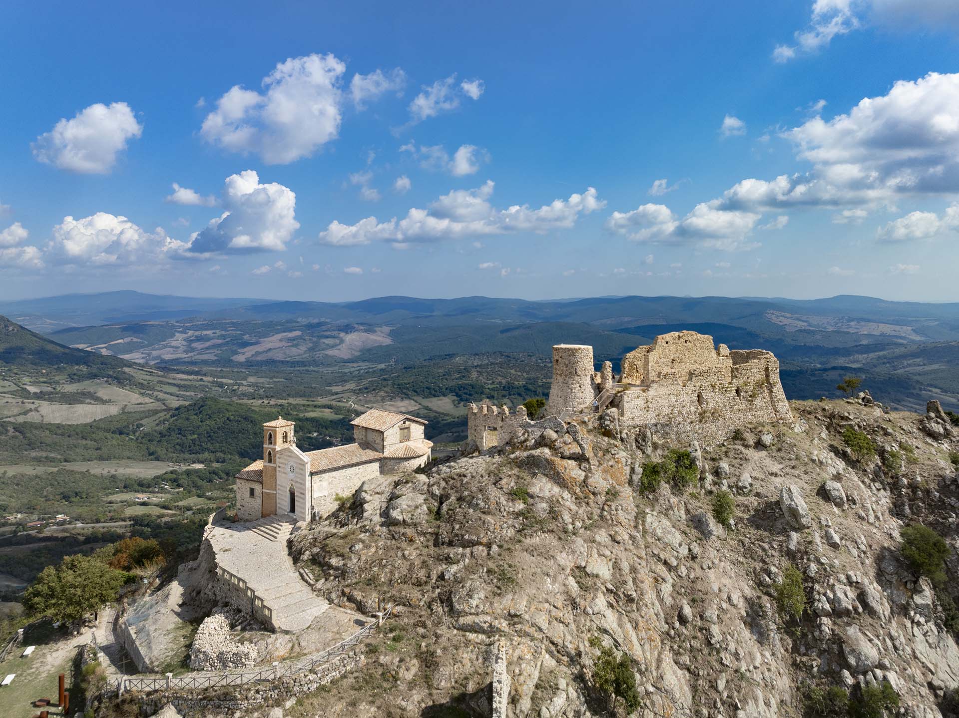 La Rocca Frangipane E Il Santuario Della Madonna Della Rocca a Tolfa