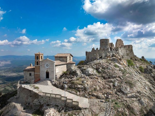 La Rocca Frangipane e Il Santuario Della Madonna Della Rocca a Tolfa.