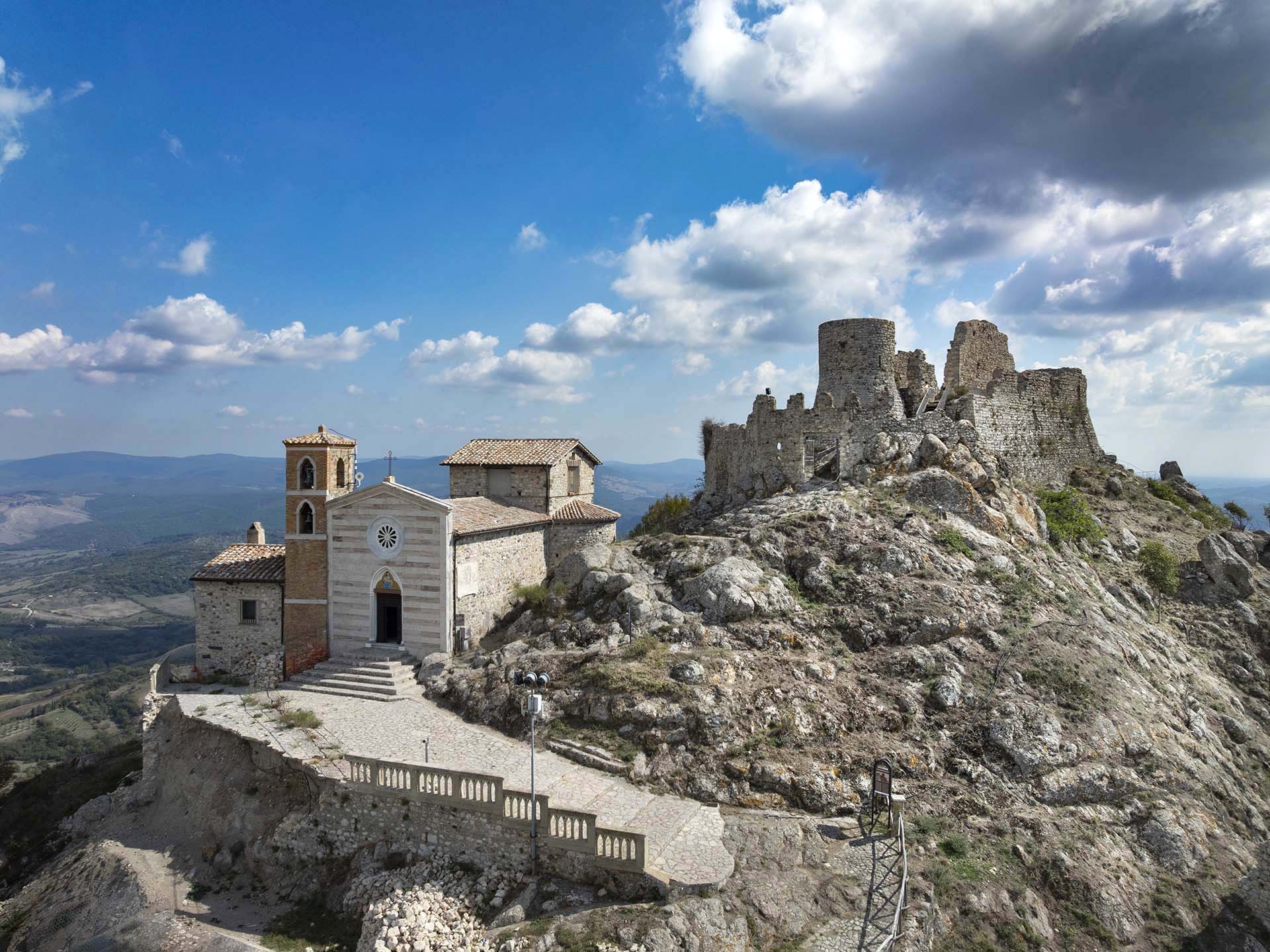 La Rocca Frangipane e Il Santuario Della Madonna Della Rocca a Tolfa.