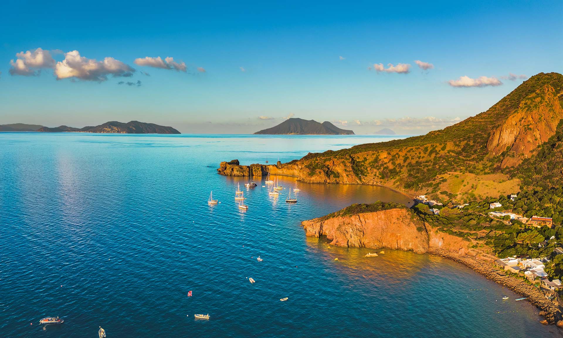 Scorcio della punta sud di Panarea, Baia di Drautto, Cala Zimmari e Cala Junco nell’arcipelago delle Eolie