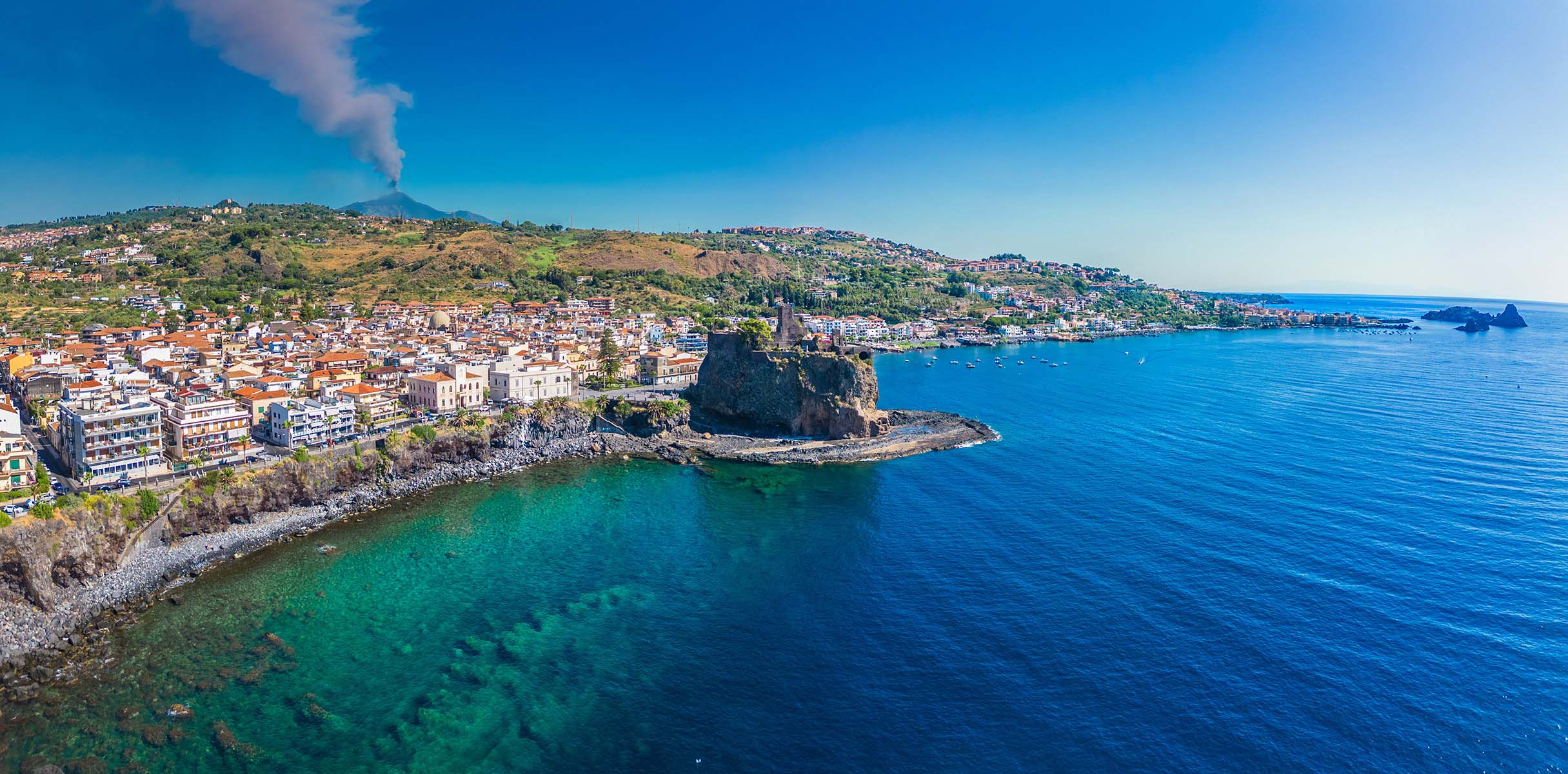 Il respiro dell’Etna sulla Riviera dei Ciclopi: panorama da Aci Castello ad Aci Trezza