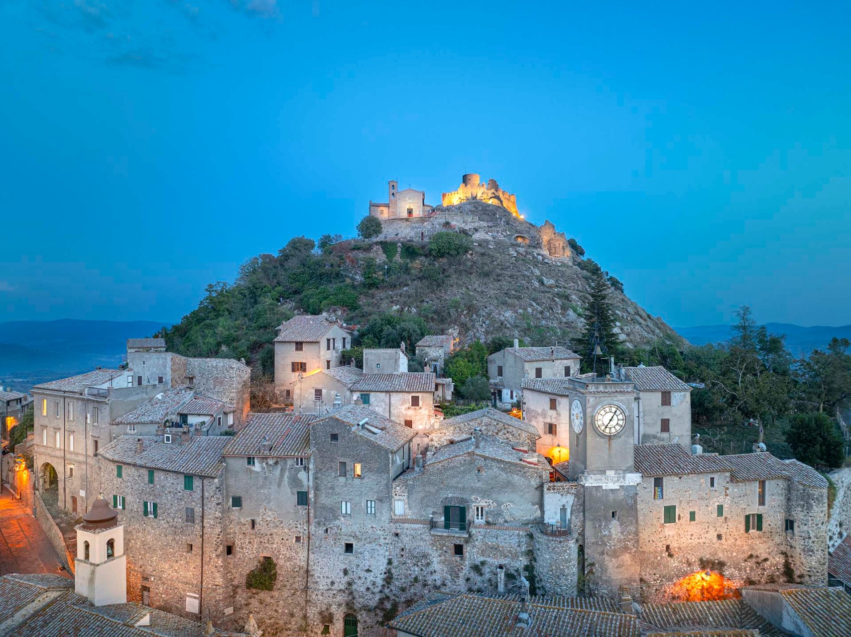 La Rocca Frangipane E Il Santuario Della Madonna Della Rocca a Tolfa