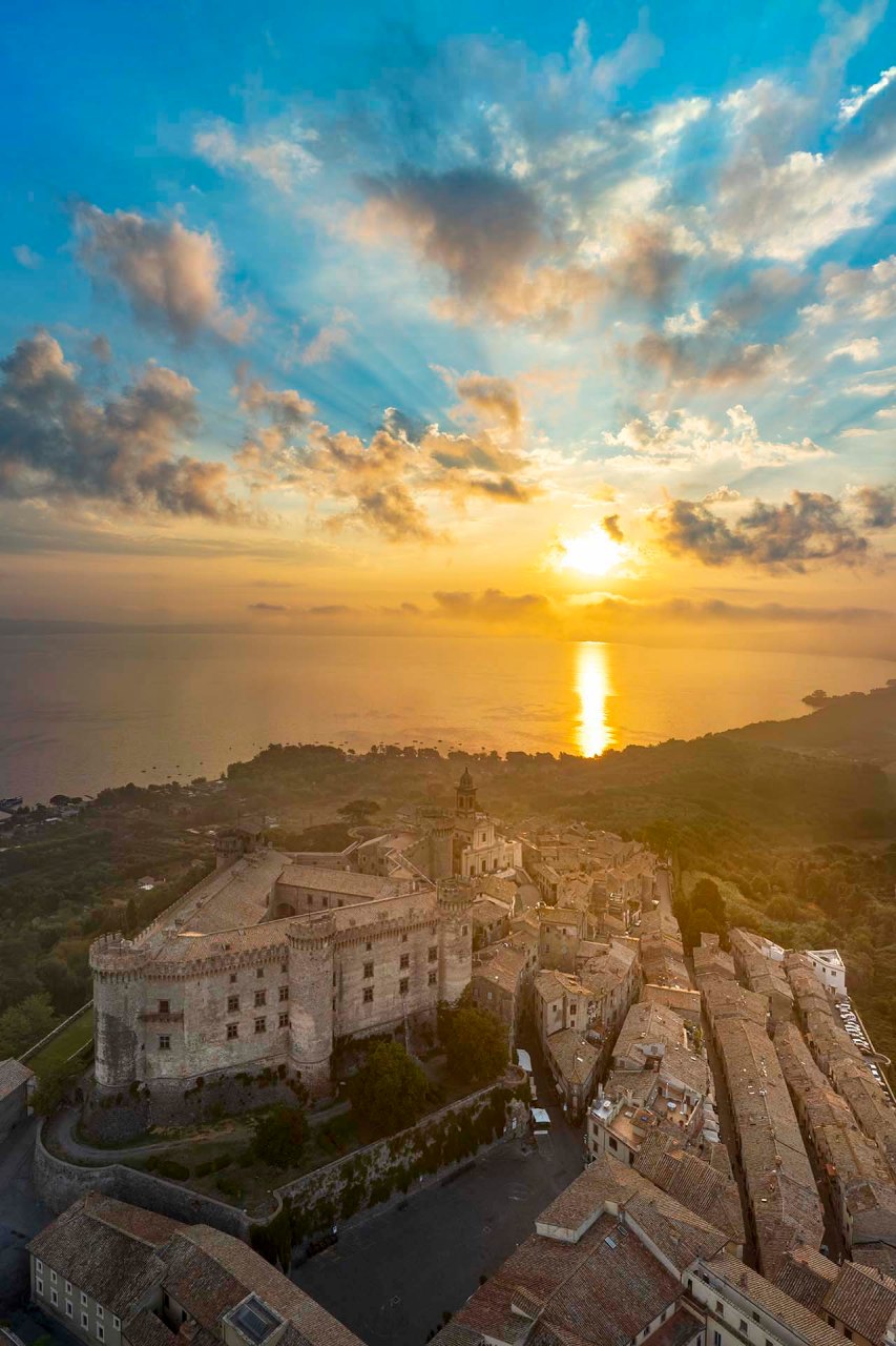 Alba su Bracciano e il suo lago