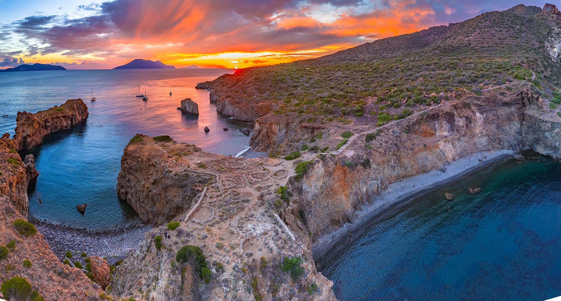 Il villaggio preistorico di Capo Milazzese e le calette di Cala Junco al tramonto, con vista sulle Eolie