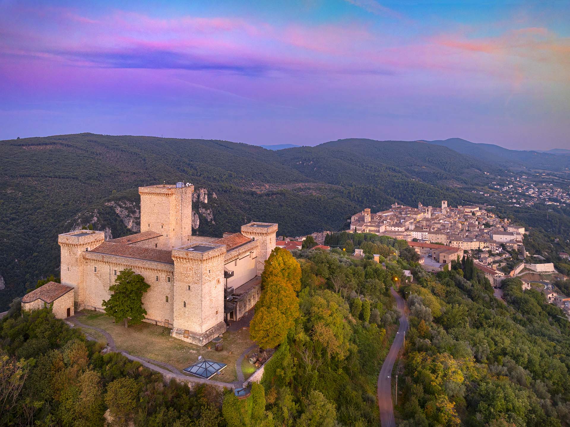 Sussurri di Pietra e Nuvole: L’Infinita Magia della Rocca Albornoz di Narni