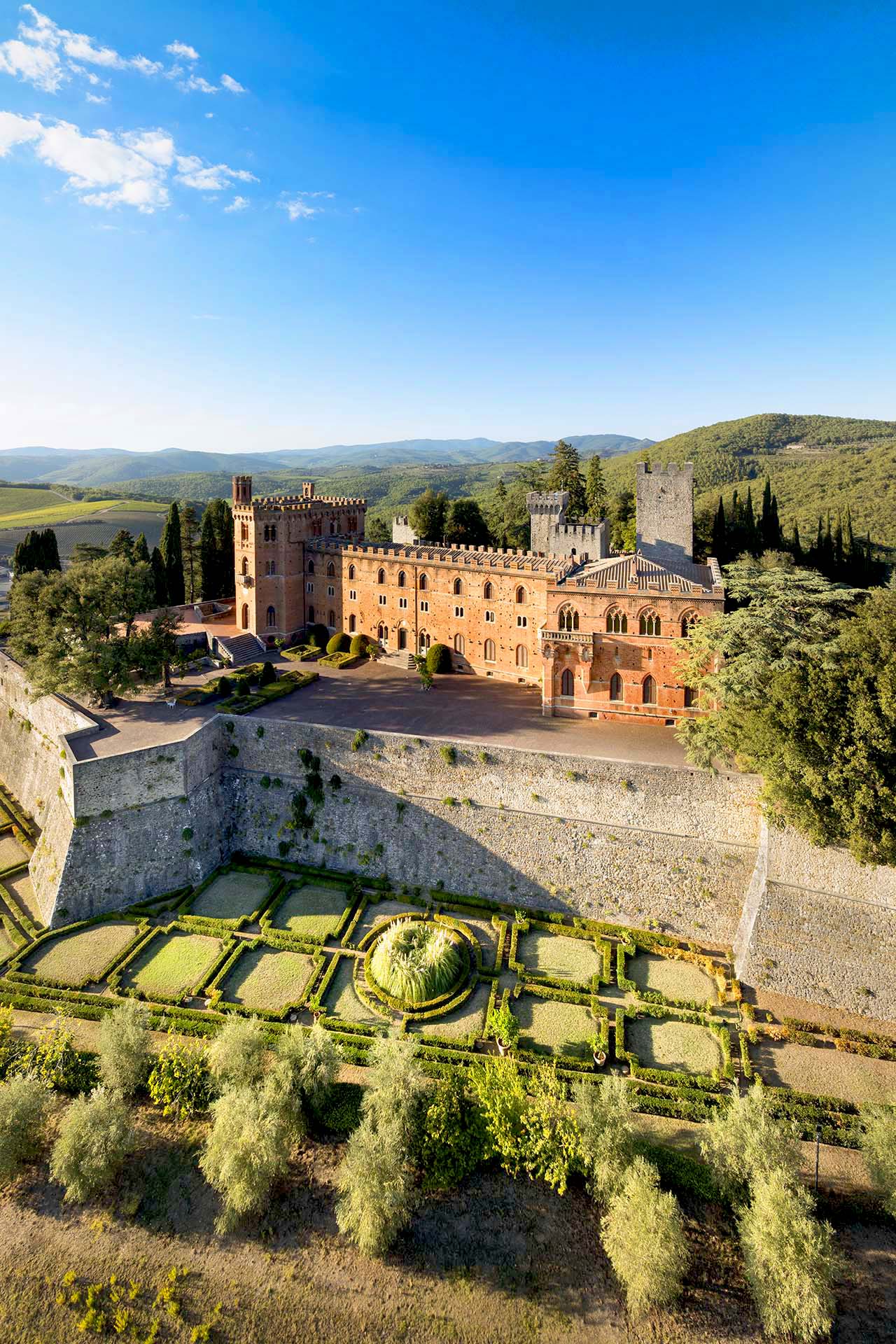 L’Eterno Respiro di Brolio: Tra Silenzi di Pietra e l’Anima Verde dei Giardini