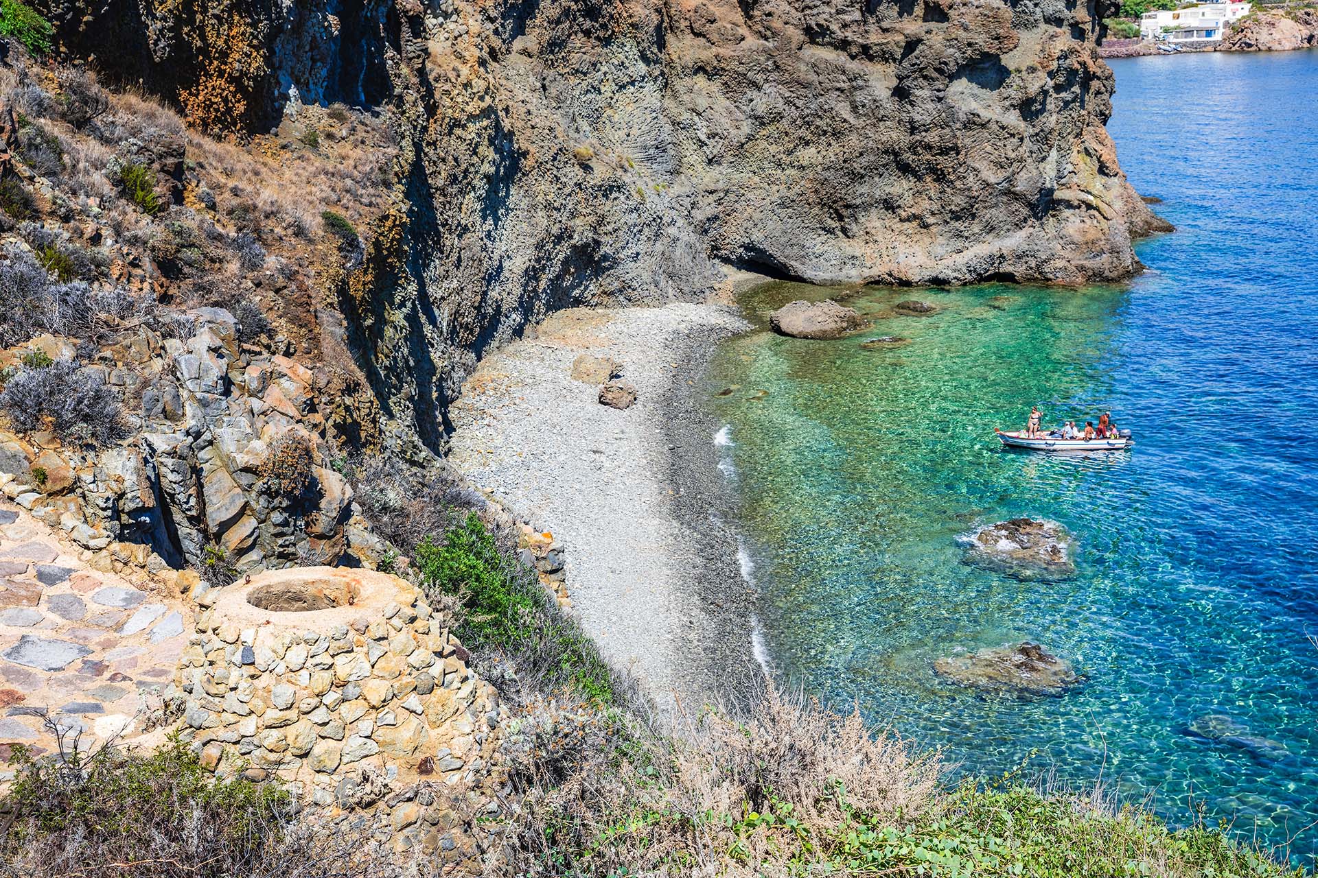La spiaggia raggiungibile solo via mare, Cala del Morto, ai piedi di Capo Milazzese a Panarea