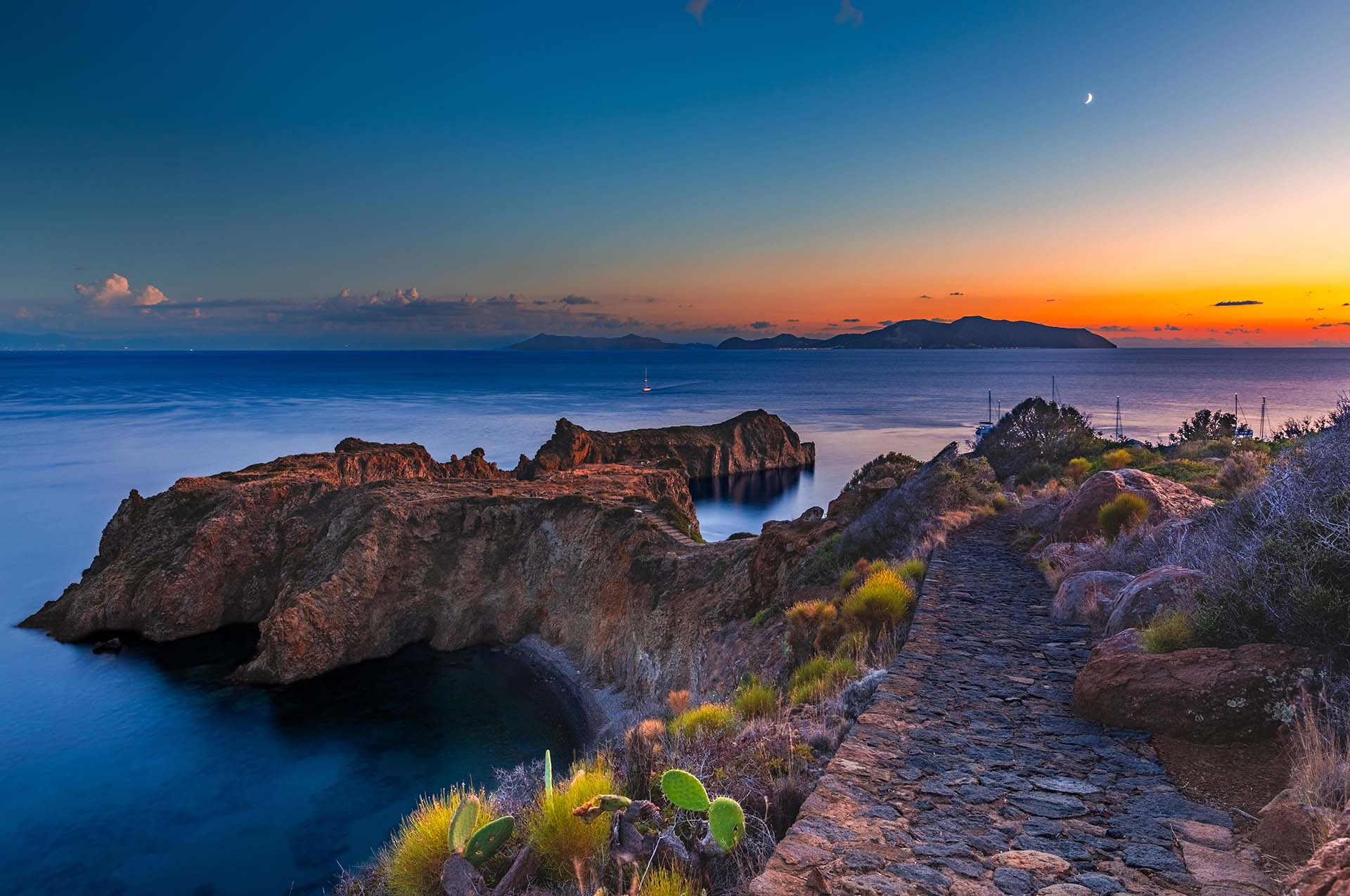 Il promontorio del villaggio preistorico di Capo Milazzese al crepuscolo, con vista sulle Isole Eolie