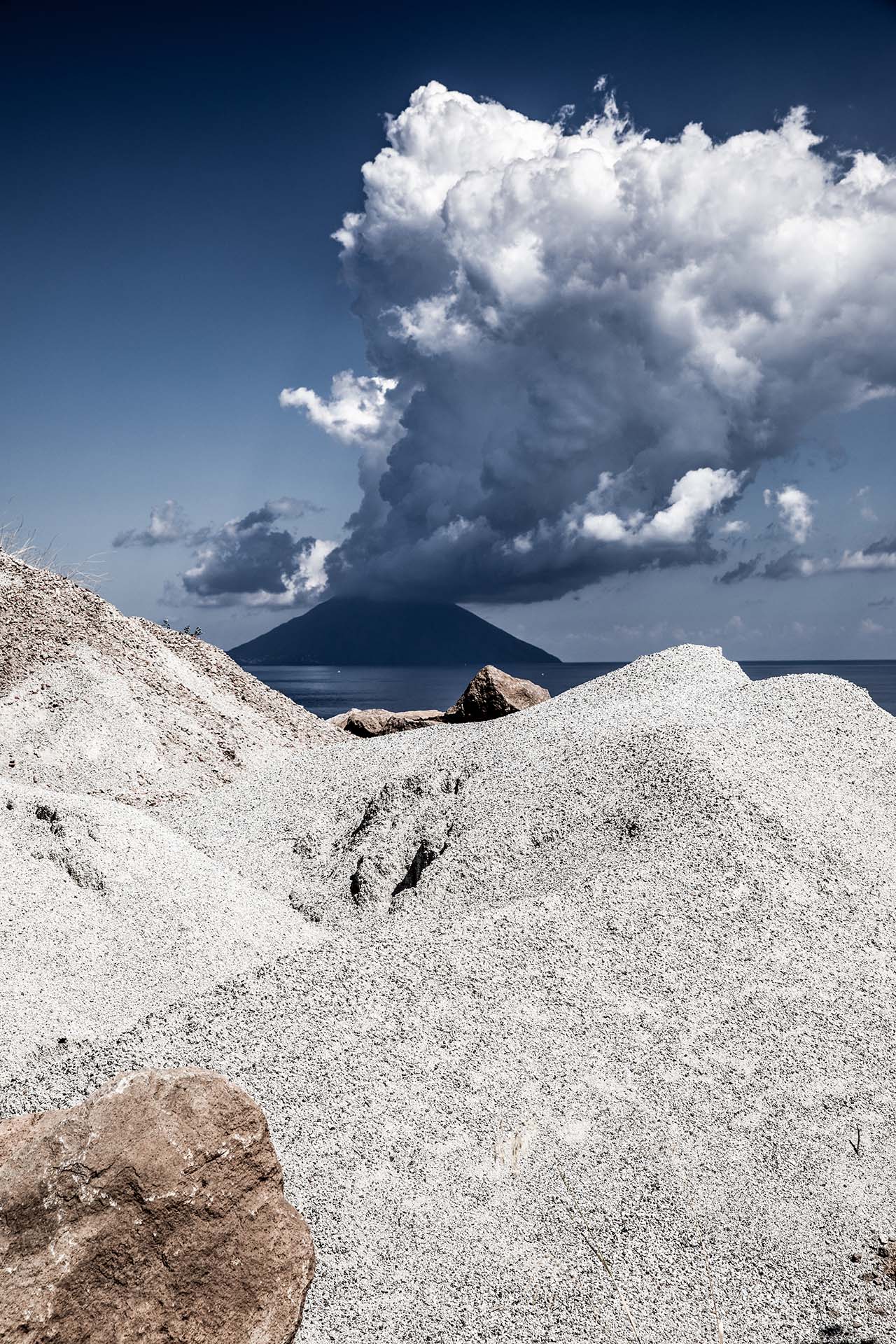 SAFF1957 - Terra, mare e cielo si fondono sull'isola di Stromboli