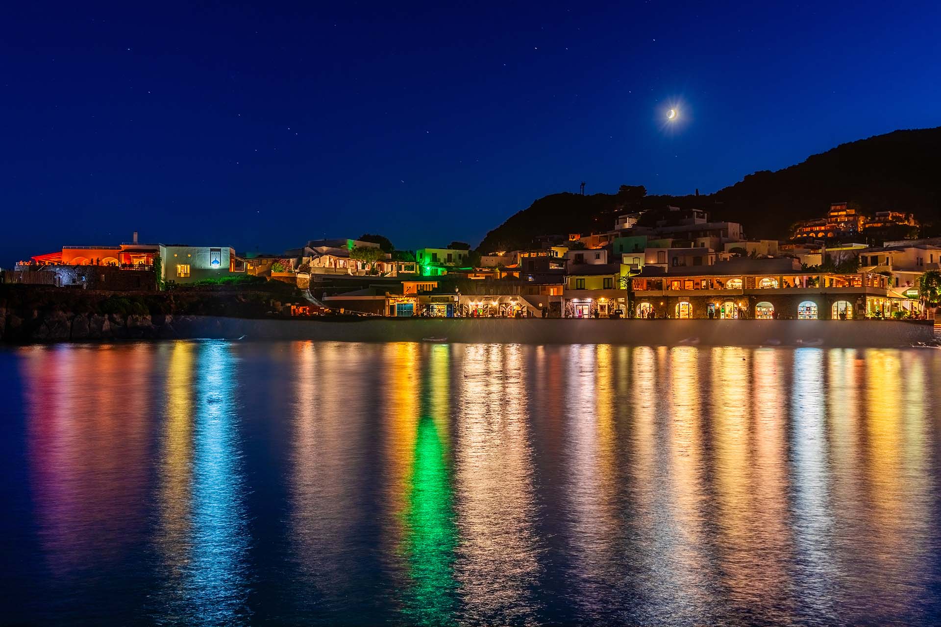 SAFF2124-HDR - Riflessi di luce sul borgo del porticciolo di Panarea, sotto un cielo incantato tra luna e stelle