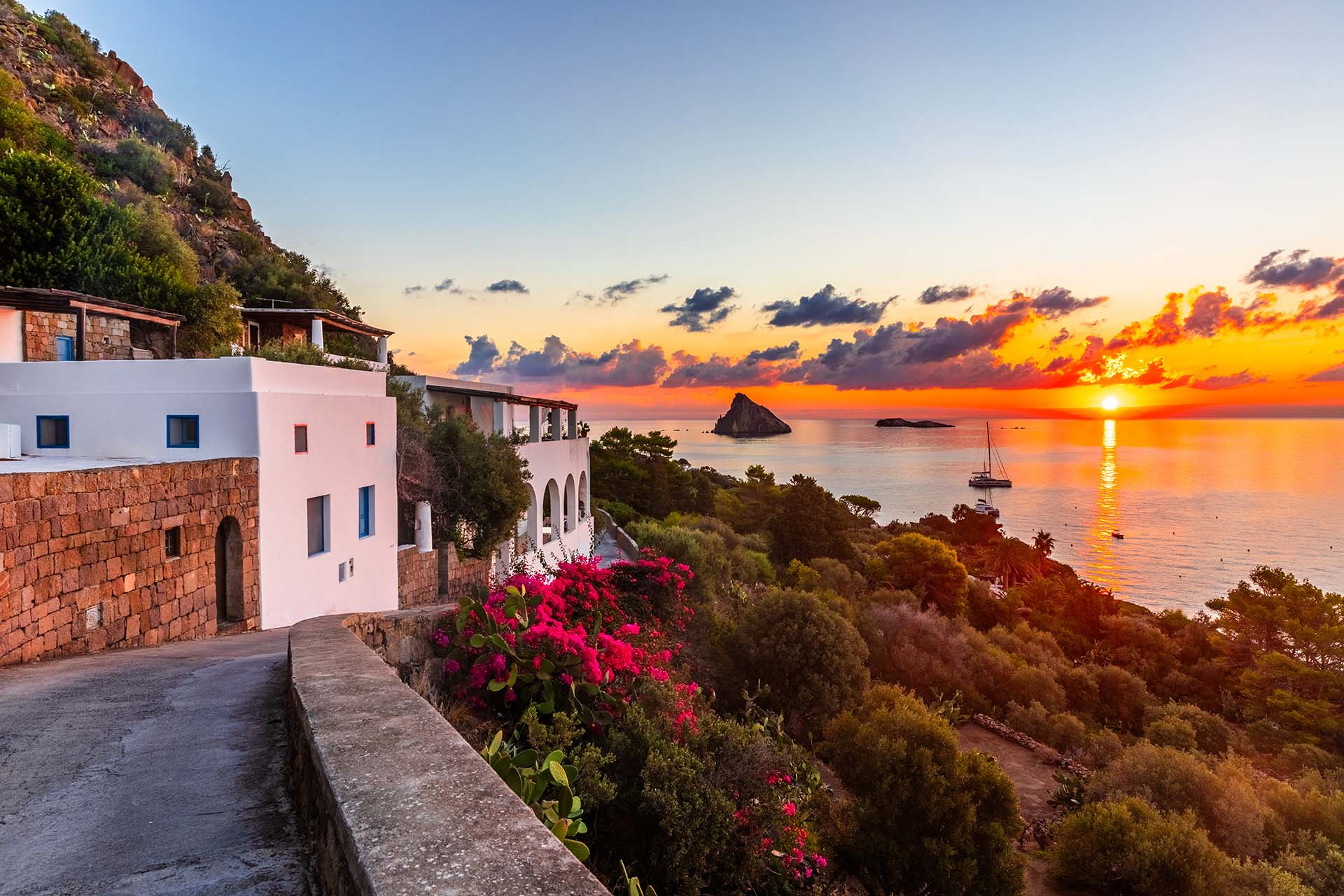 SAFF2193-HDR - Architettura eoliana della baia di Drautto e gli isolotti limitrofi a Panarea