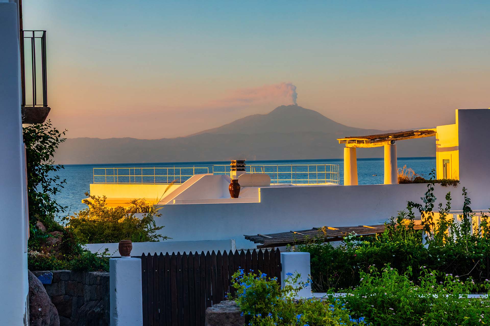 SAFF2222 - Panarea tra candida architettura eoliana e la maestosità dell'Etna in eruzione