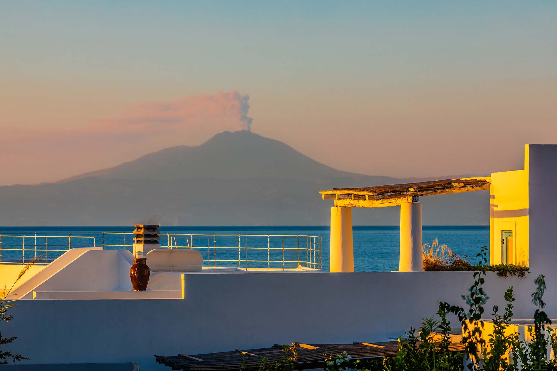 SAFF2224 - Panarea tra candida architettura eoliana e la maestosità dell'Etna in eruzione