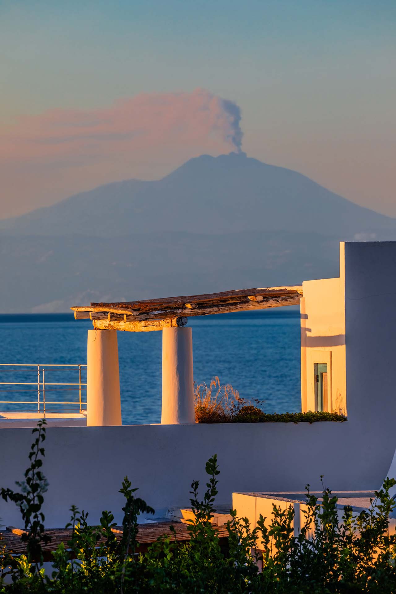 SAFF2228 - Panarea tra candida architettura eoliana e la maestosità dell'Etna in eruzione